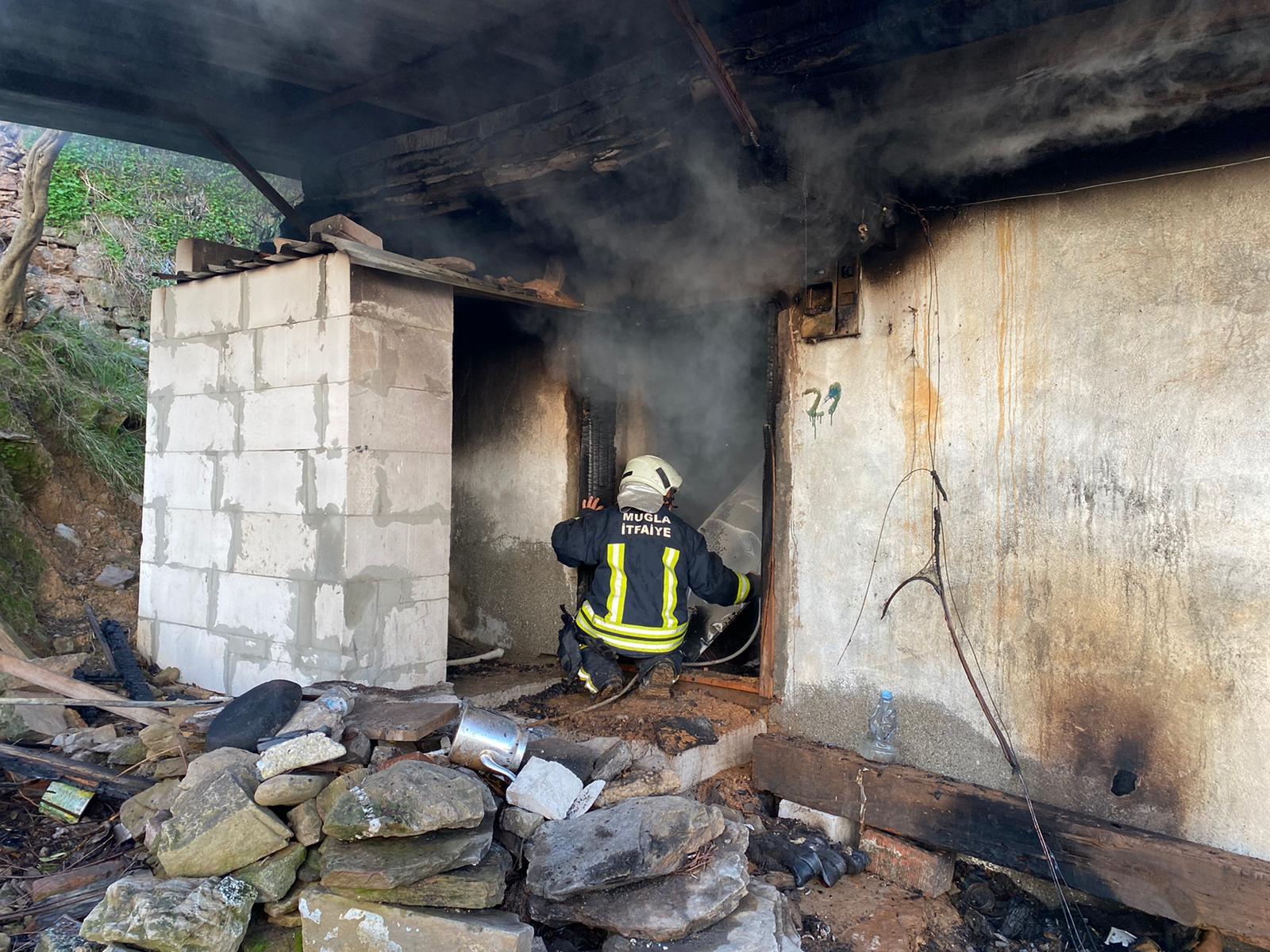 Milas'ta evde çıkan yangın ilk müdahale tankeriyle söndürüldü