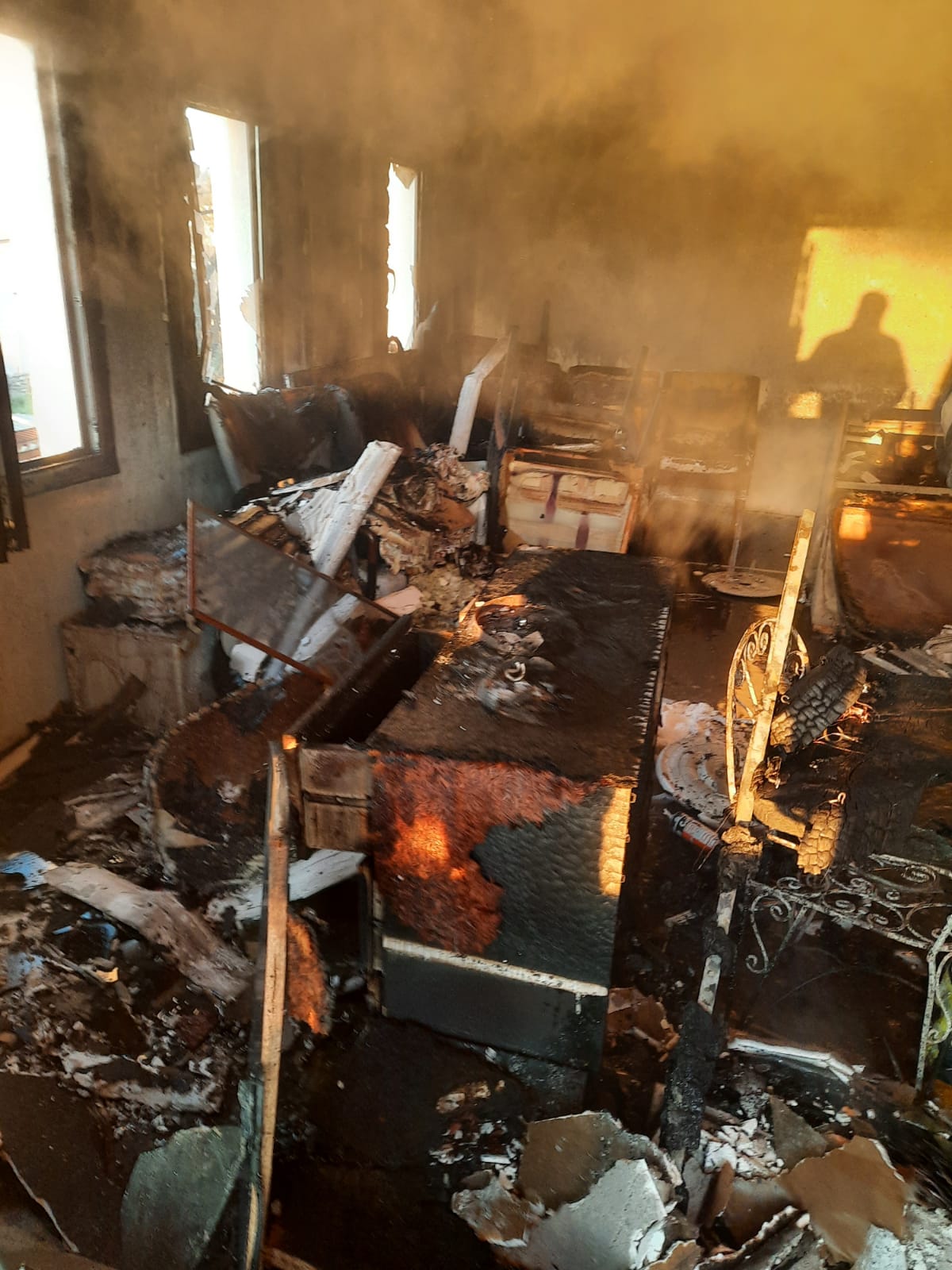 evde çıkan yangın itfaiye ekiplerince söndürüldü