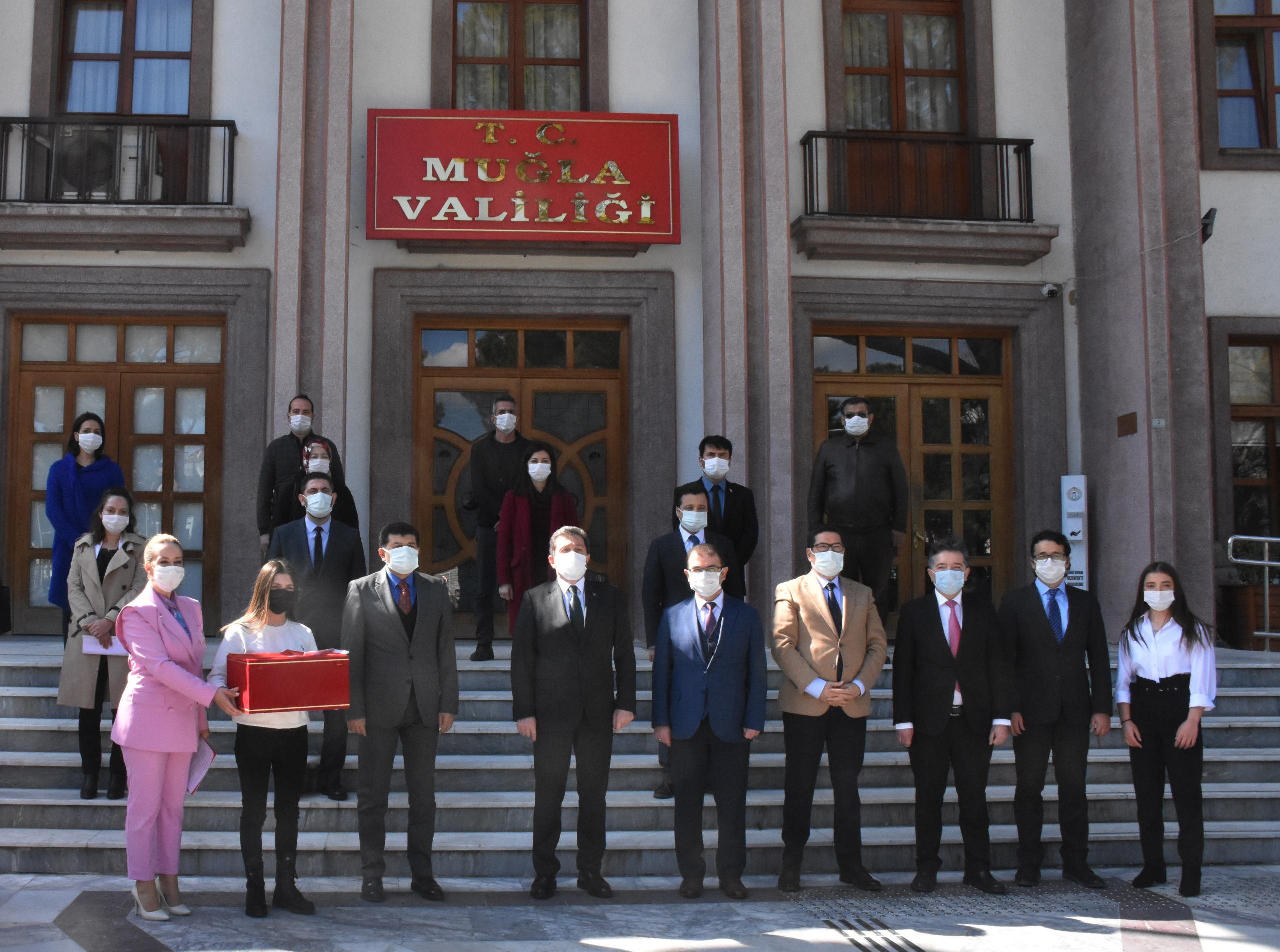 Çanakkale'de 18 Mart'ta göndere çekilecek ay yıldızlı bayrak Muğla'ya ulaştı