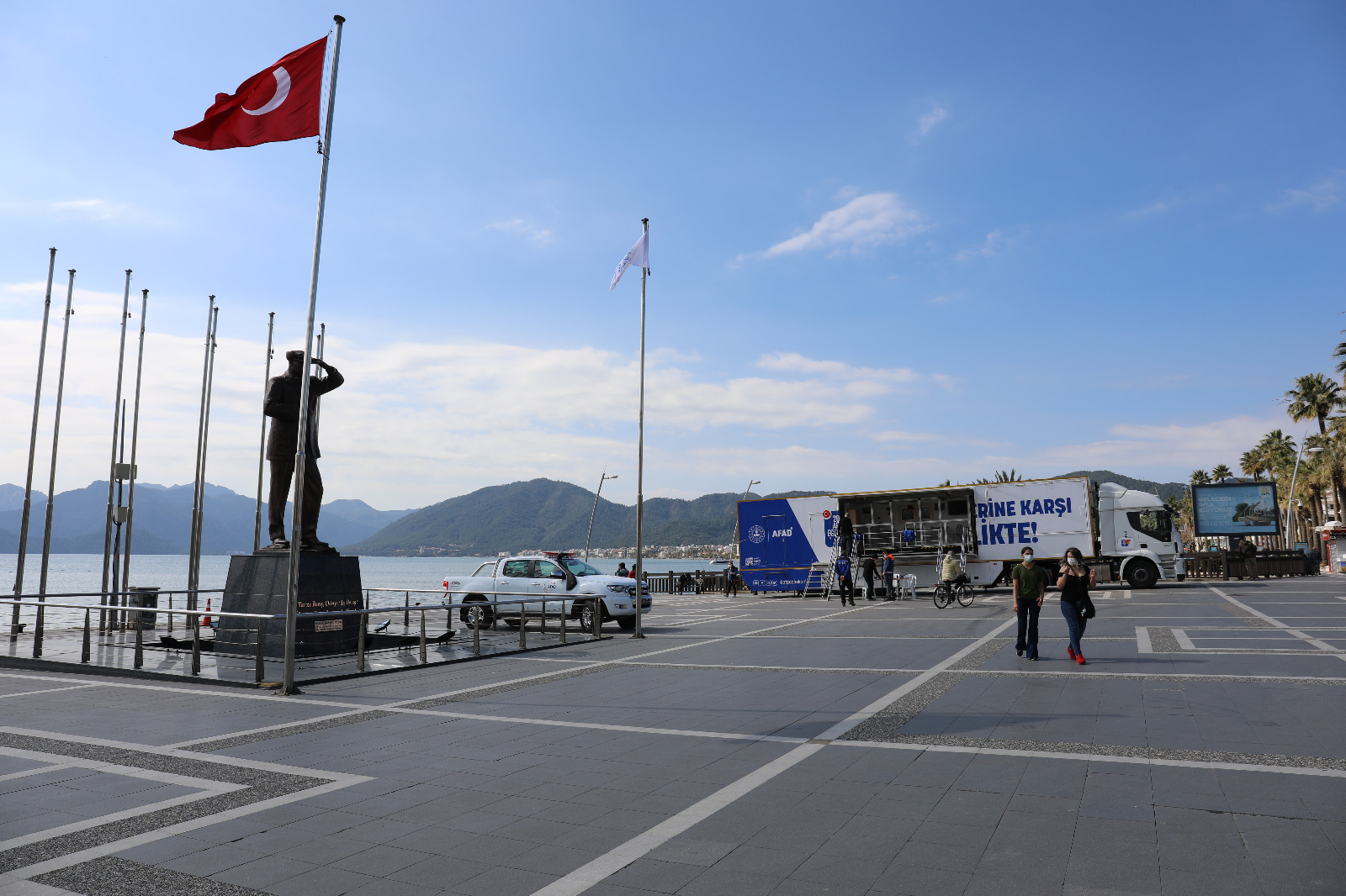 Marmaris'te deprem simülasyon tırında farkındalık eğitimi