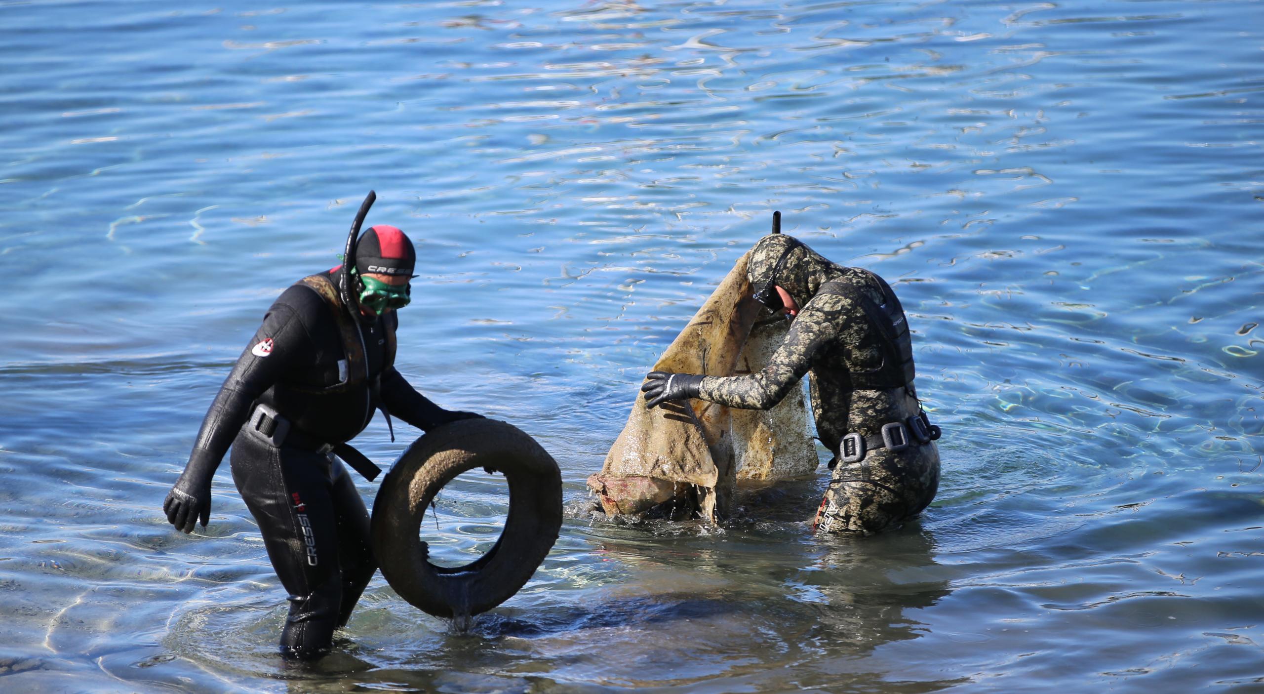 Bodrum'da  deniz dibi temizliğinde bir ton atık toplandı