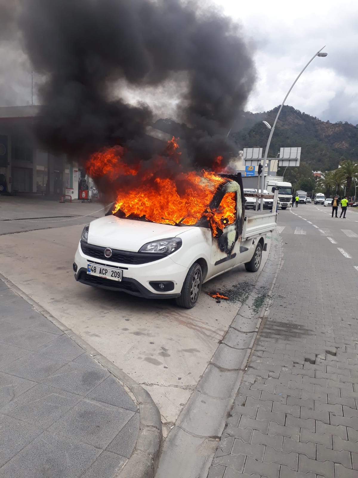 Marmaris'te kardeşine kızıp kamyonetini yakan kişi gözaltına alındı