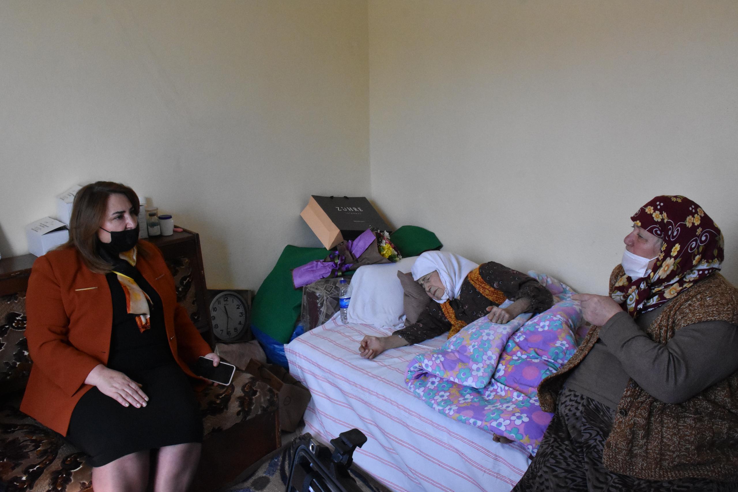 Muğla'da 107 yaşındaki Nasibe Kemiksiz'e "Dünya Kadınlar Günü" ziyaretinde yeni kimliği verildi