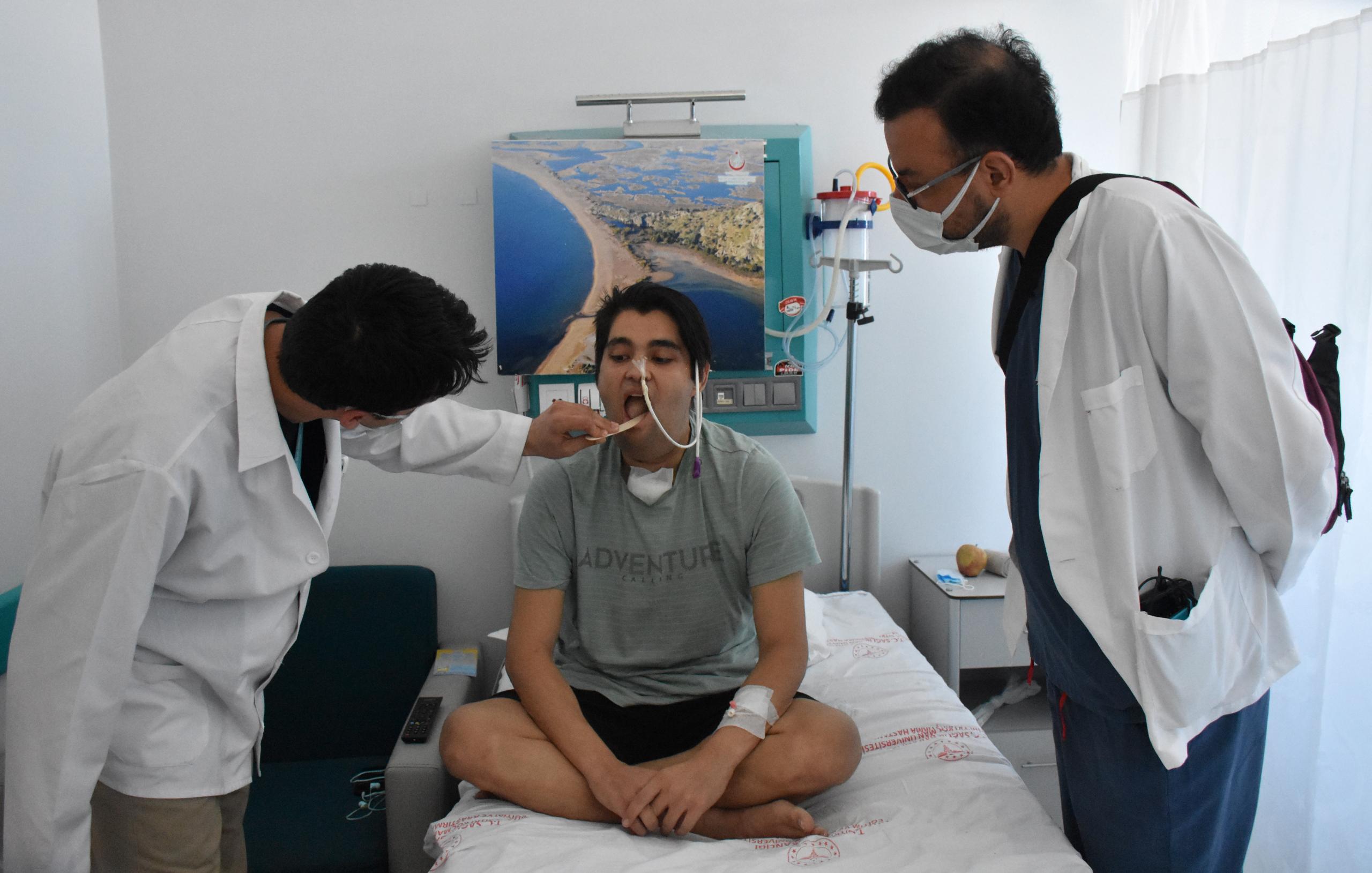 Muğla'da kanser hastası sağlık çalışanına bacağından alınan dokuyla dil yapıldı