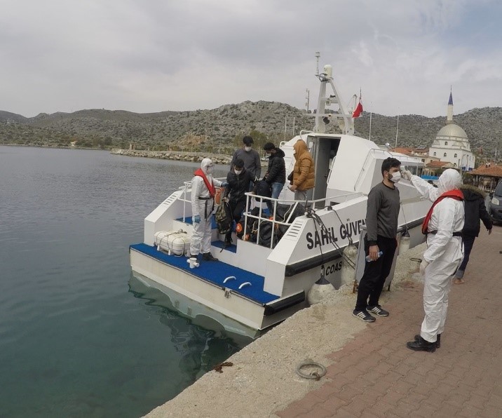 Türk kara sularına geri itilen 8 sığınmacı kurtarıldı