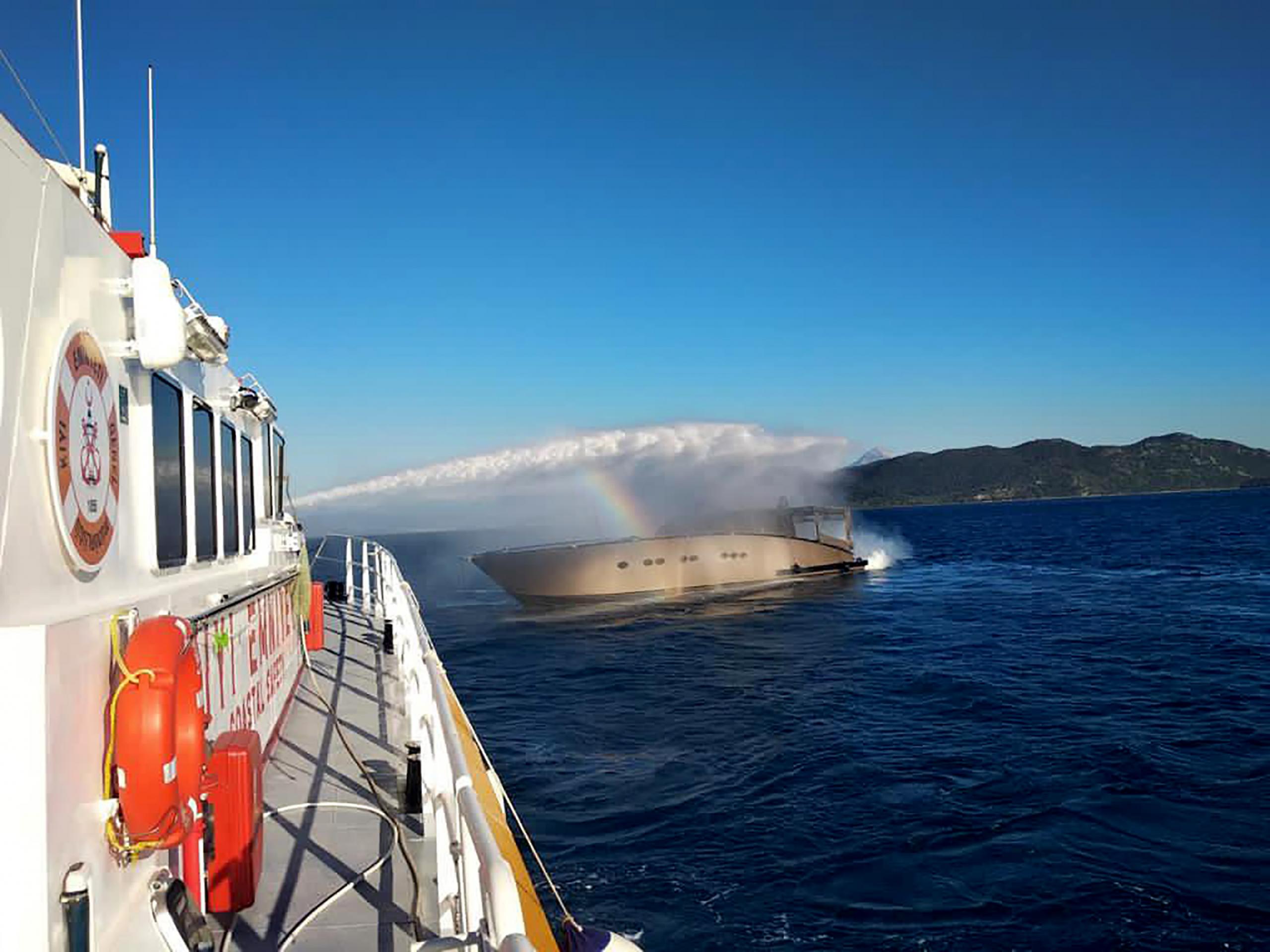 Muğla'da yangın çıkan teknedeki 4 kişi kurtarıldı