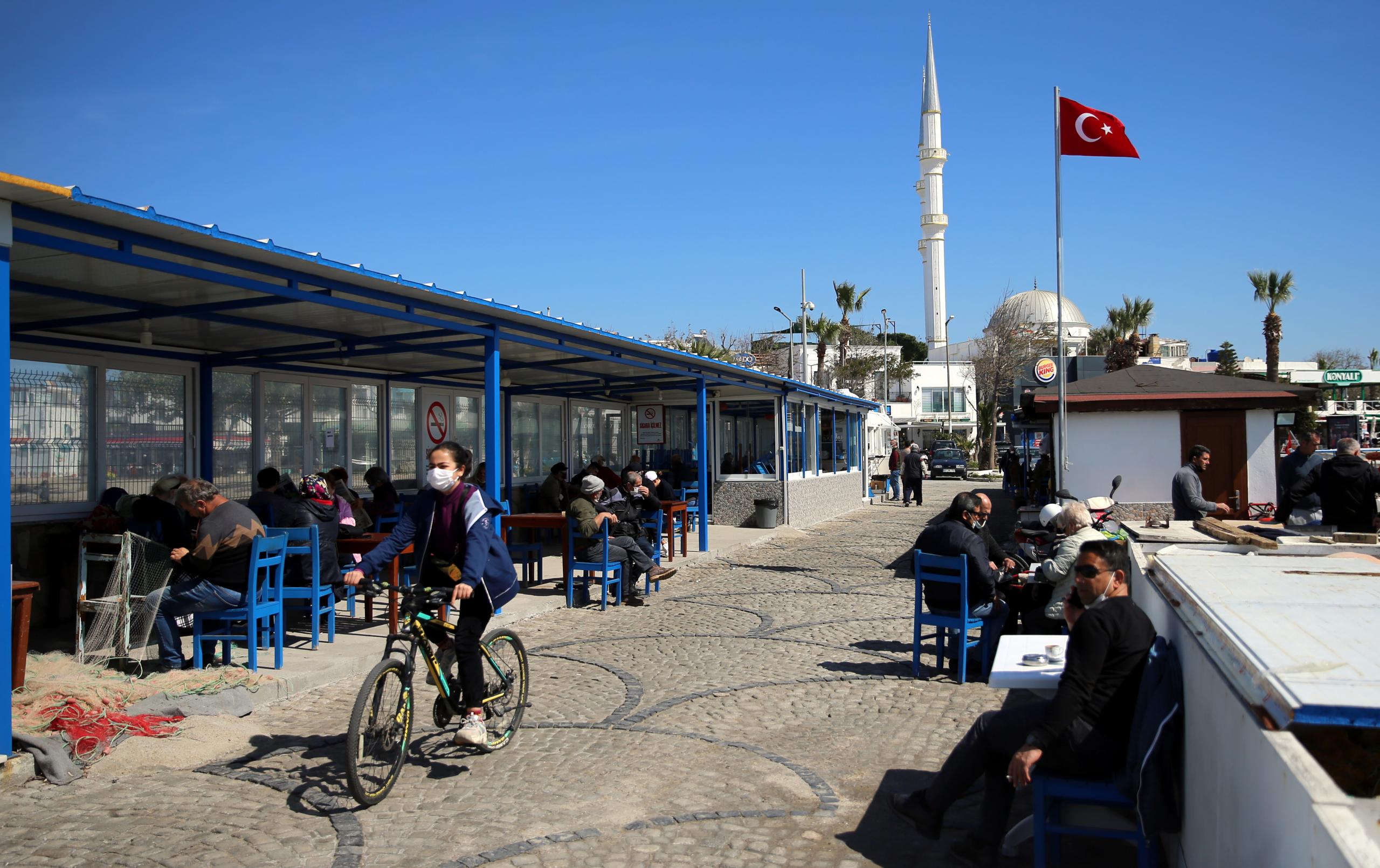 Muğla'da "kısıtlamasız" cumartesi gününde sahillerde yoğunluk oluştu