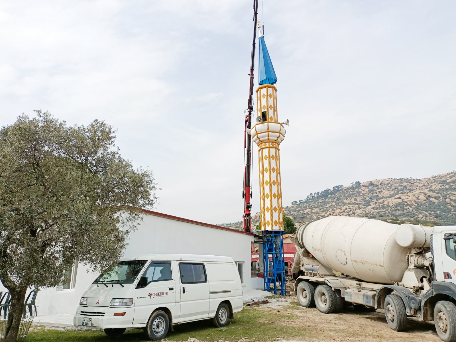 “MİNARESİZ CAMİ’  MİNARESİNE KAVUŞTU