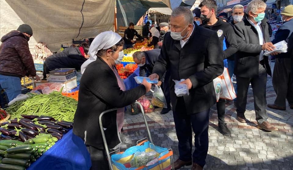 BAŞKAN DEMİR, PAZARDA HALKA MASKE DAĞITTI
