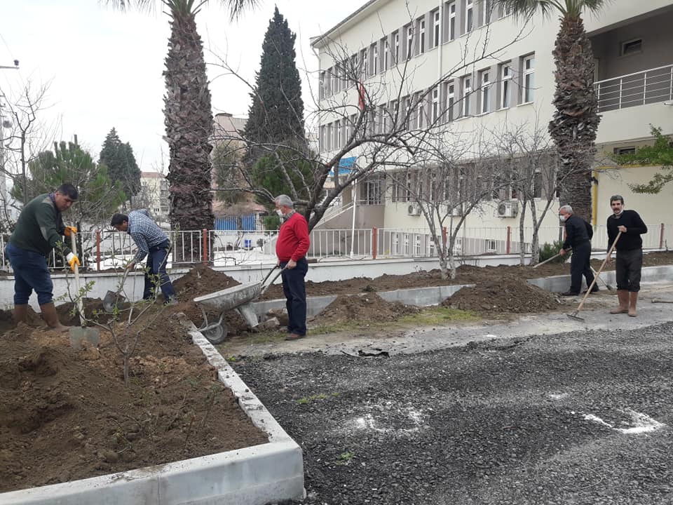 BAHÇE BAKIMINI MÜDÜRLER YAPTI