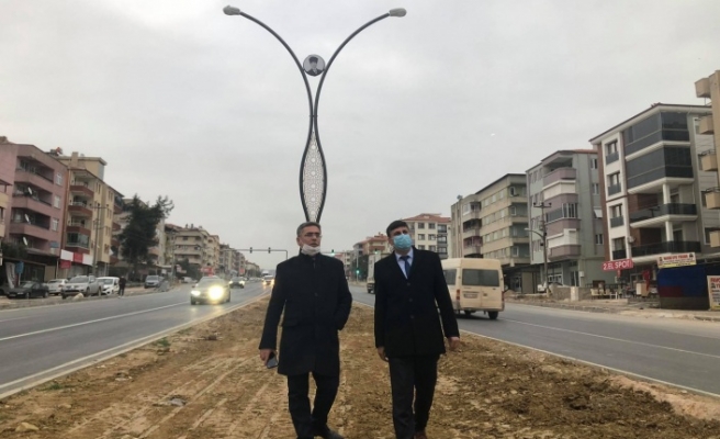 İNÖNÜ BULVARI’NIN YENİ AYDINLATMA DİREKLERİ YERLEŞMEYE BAŞLADI