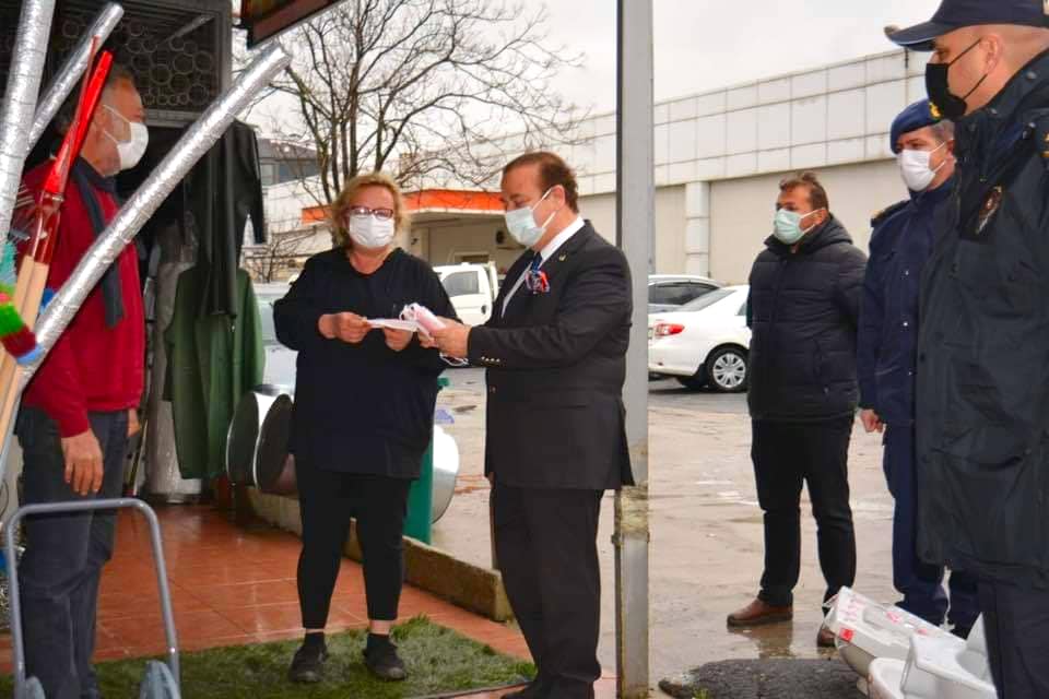 KAYMAKAM YILDIZ, MASKE DAĞITTI