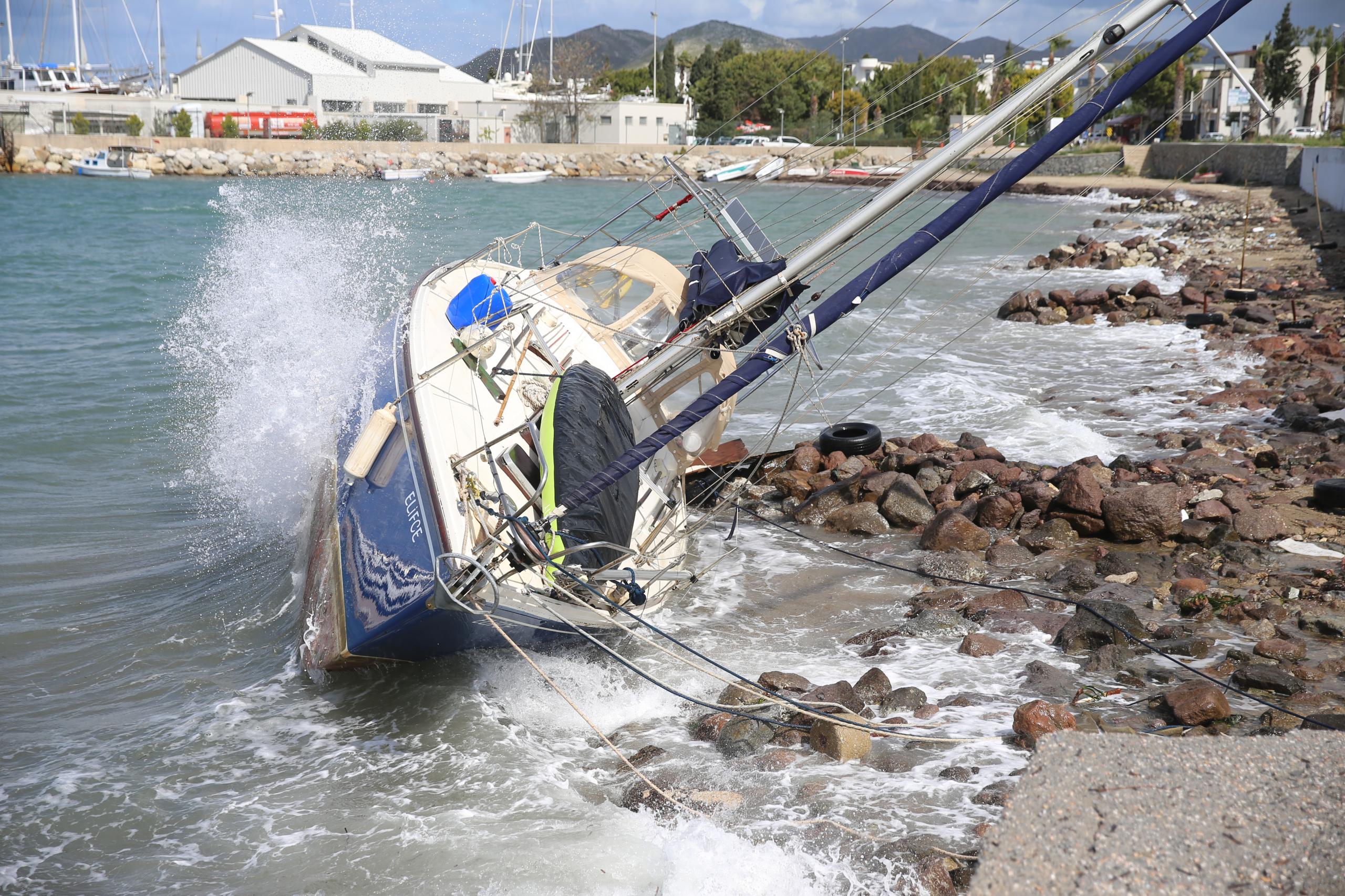 etkili olan kuvvetli rüzgarda yelkenli teknede hasar oluştu