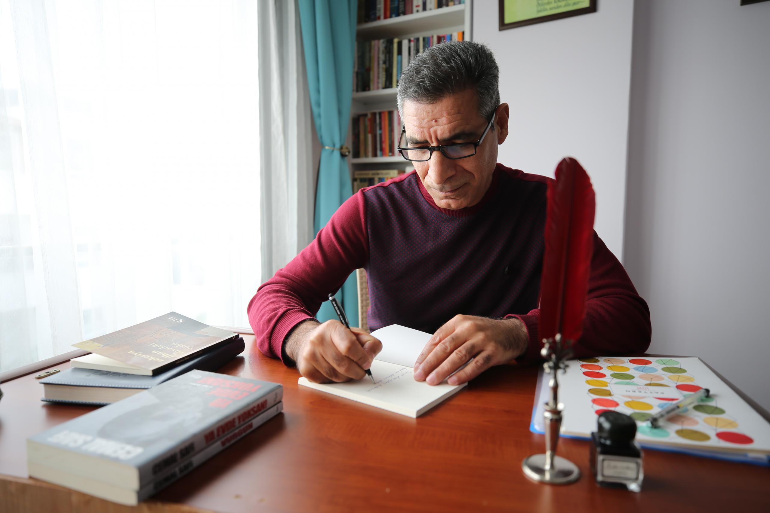 polis memuru rüyasından esinlenerek şiir kitabı çıkardı