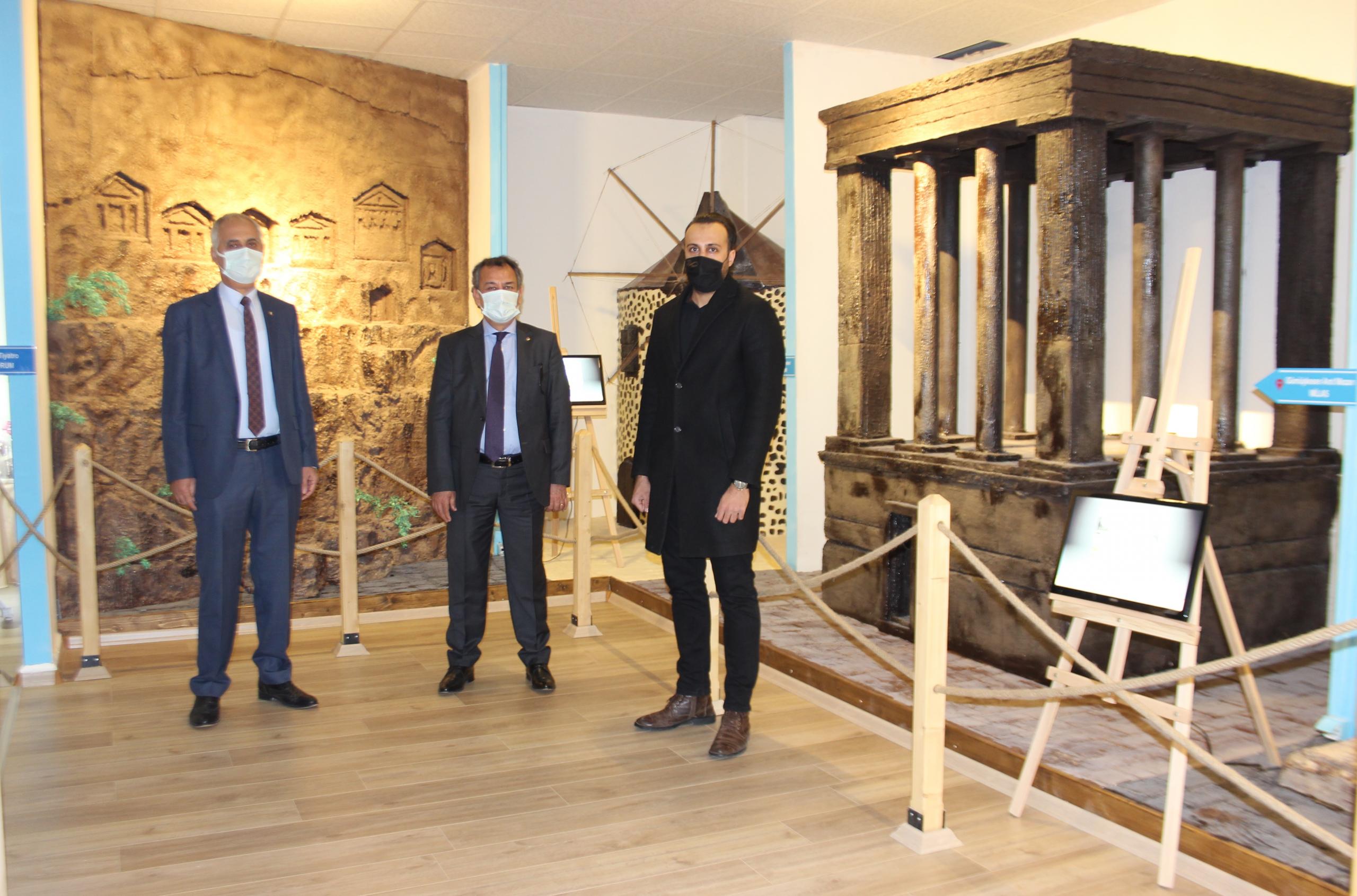 7 ton çikolata ile tarihi eserlerin maketlerini yaptılar