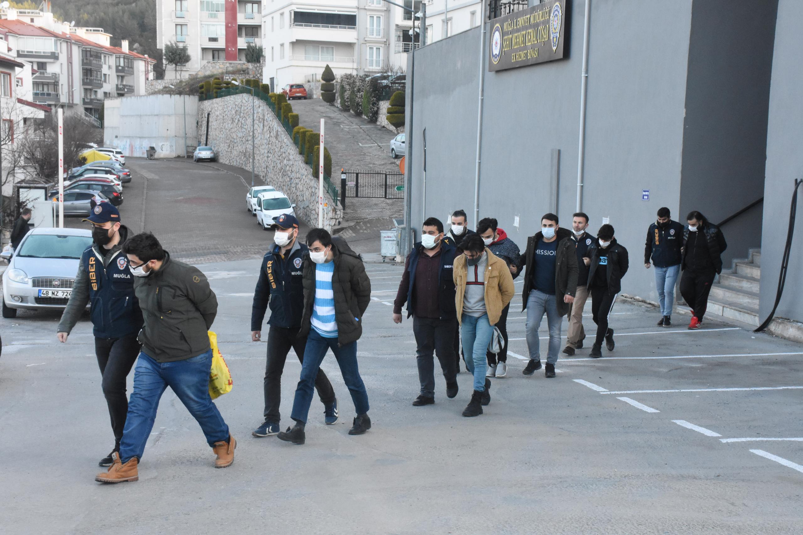 dolandırıcılık operasyonunda yakalanan 11 şüpheli adliyeye sevk edildi