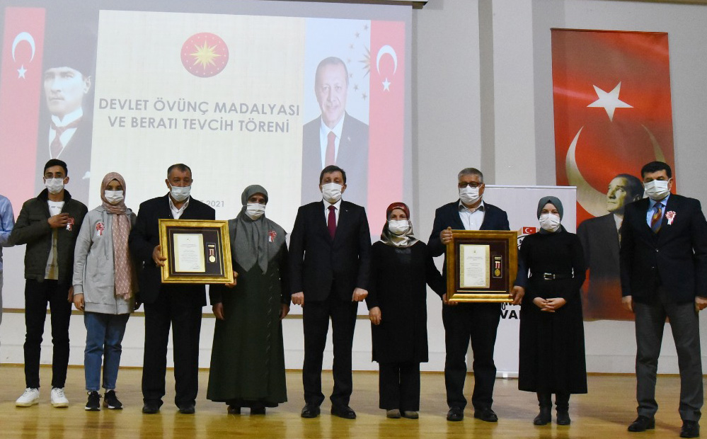 2 şehit ailesine devlet övünç madalyası ve beratı verildi