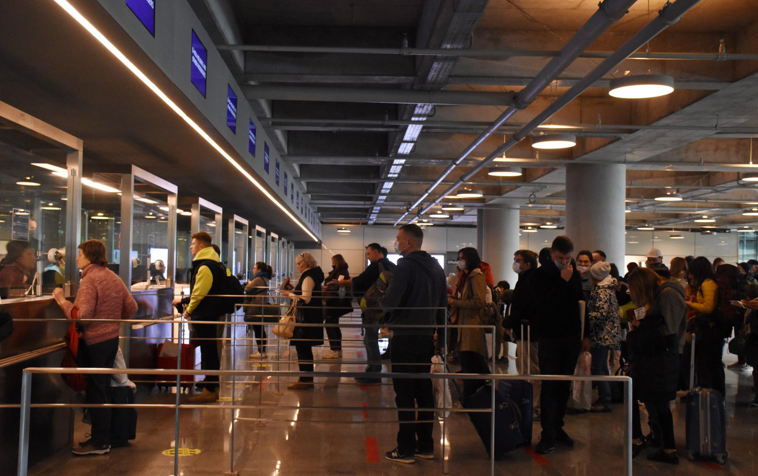 Dalaman'a gelen ilk Rus turist kafilesi çiçek ve lokumla karşılandı