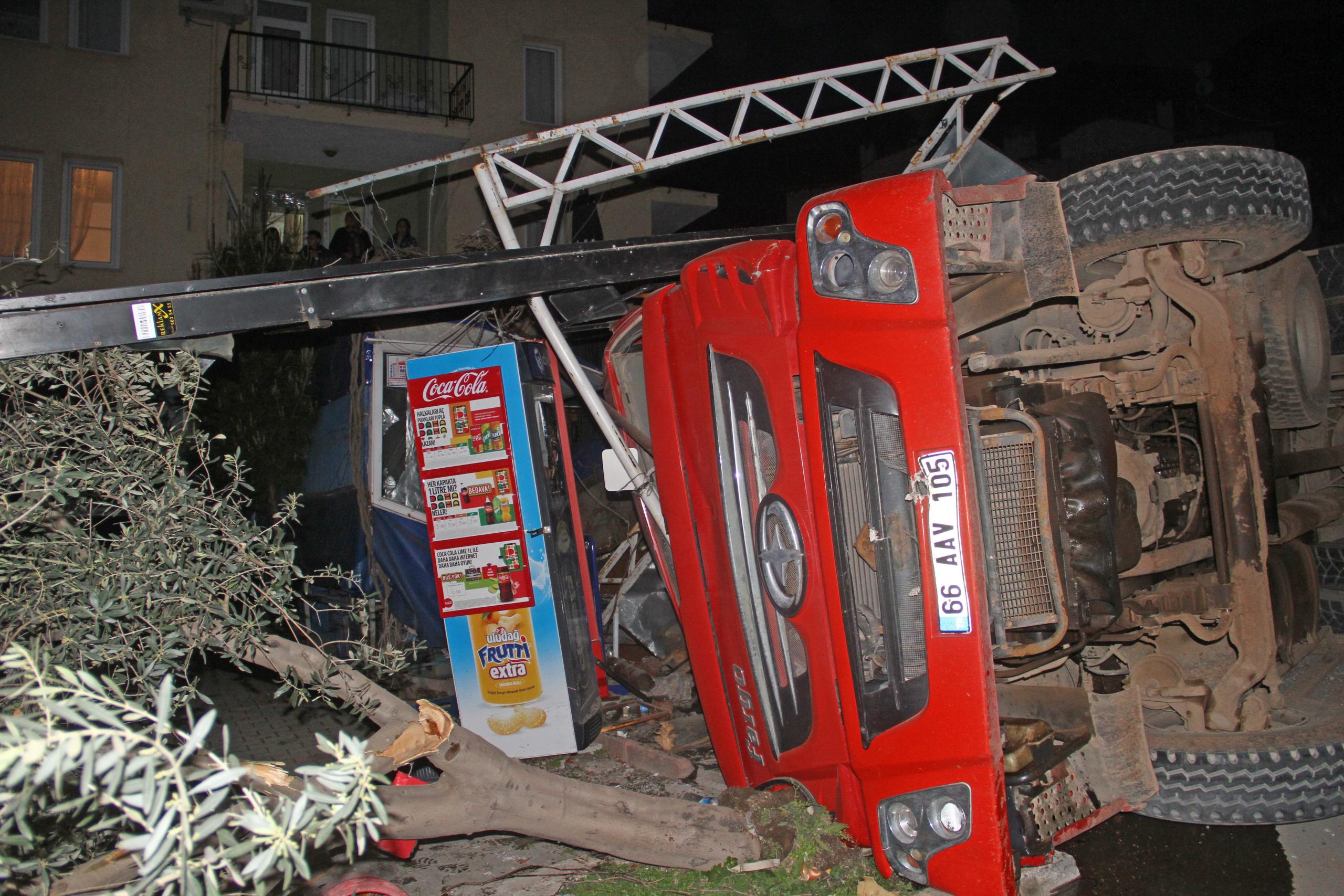 Muğla'da hafriyat yüklü kamyon devrildi: 2 yaralı