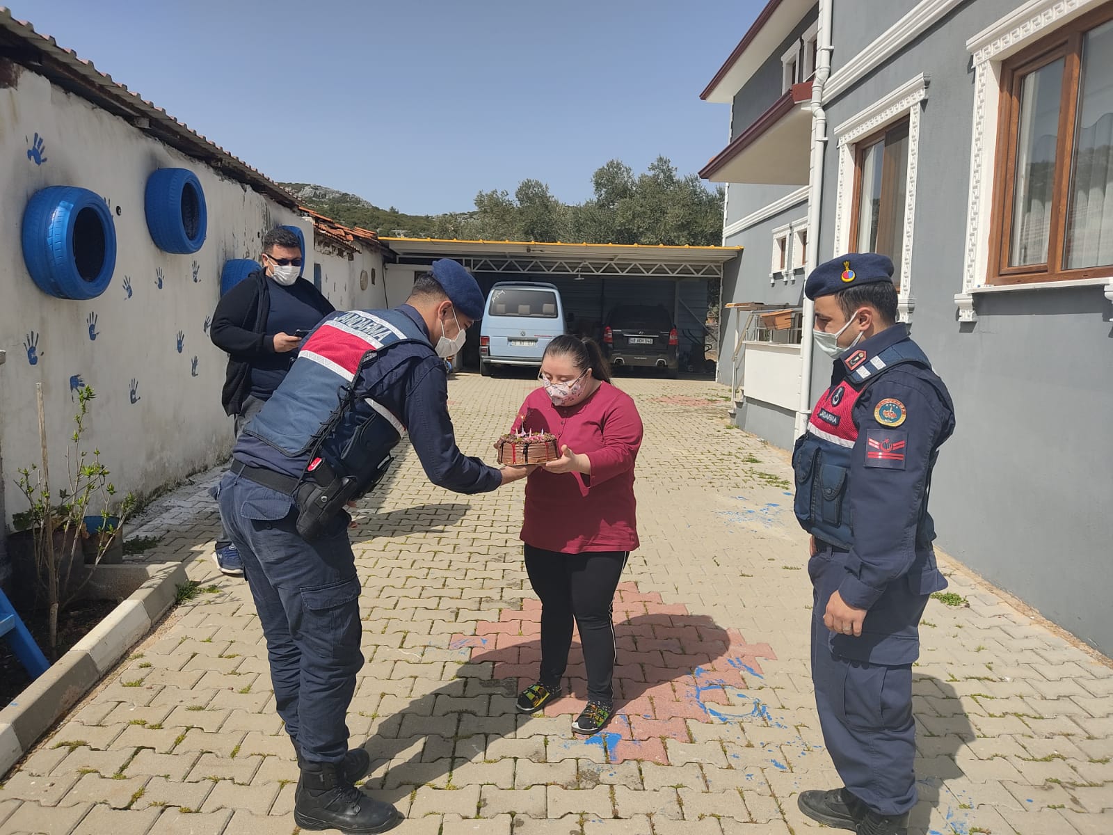 down sendromlu çocukların yüzünü jandarma güldürdü