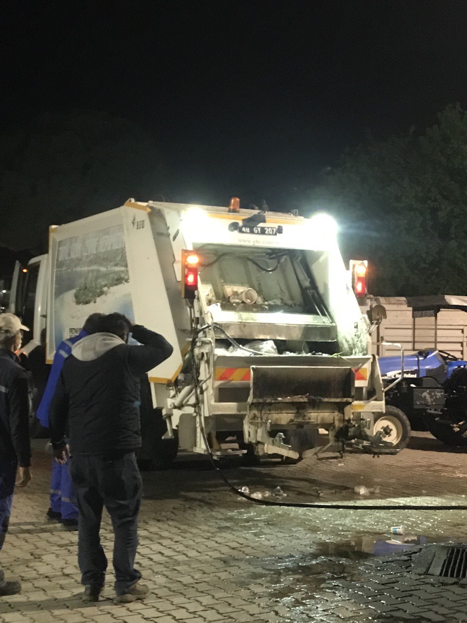 Çöp kamyonunun arkasında patlayan madde işçinin yüzünü yaktı