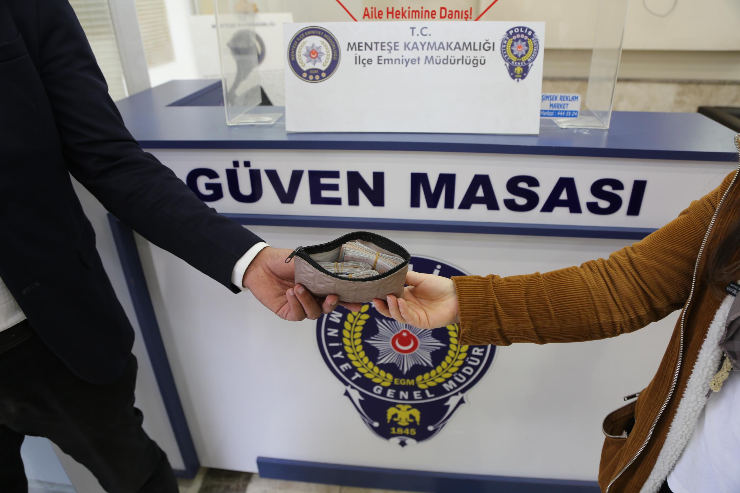 kişi yolda bulduğu 14 bin 900 lirayı sahibine teslim etti