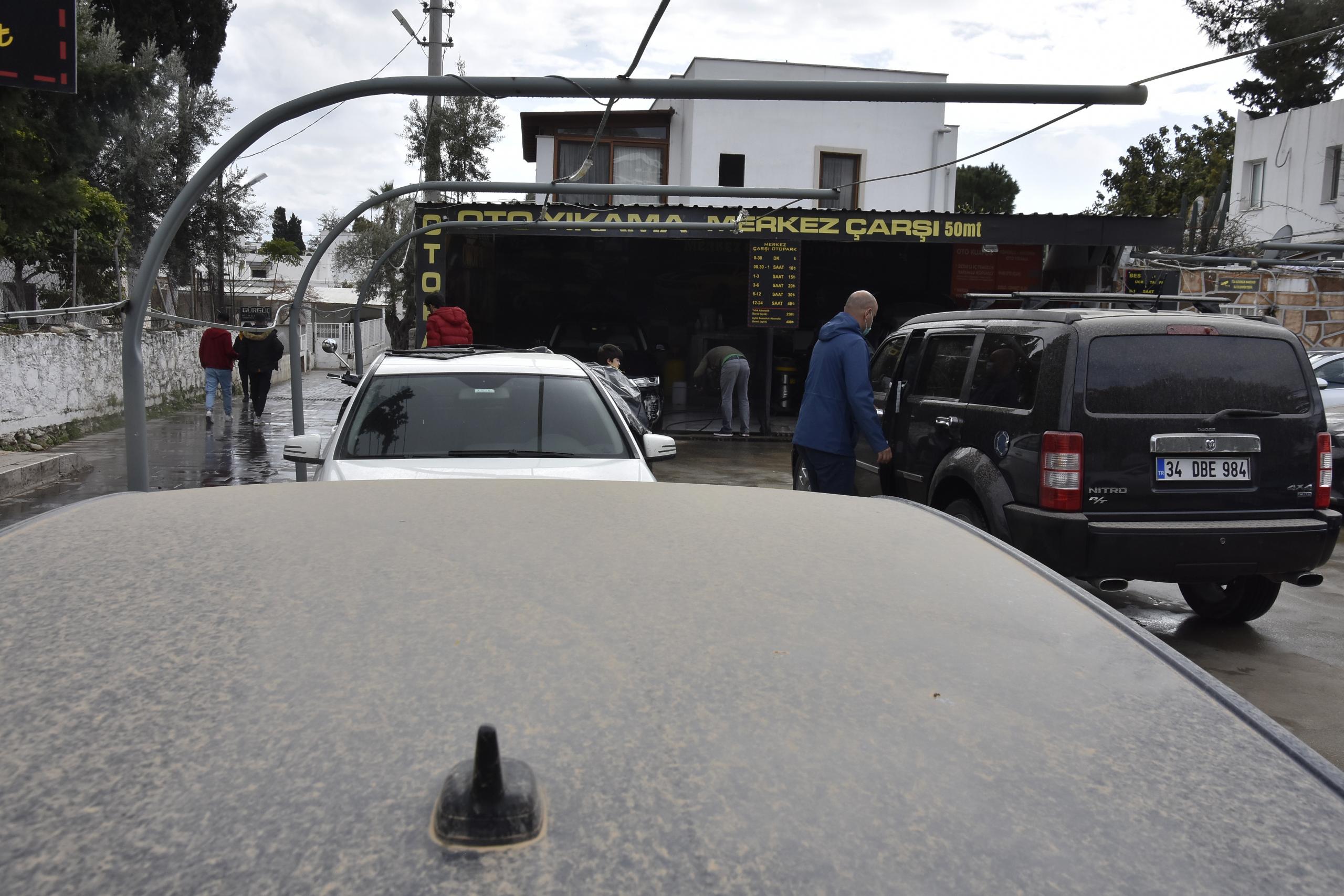 Bodrum'da çamurlu yağış sonrası oto yıkamacılarda yoğunluk oluştu