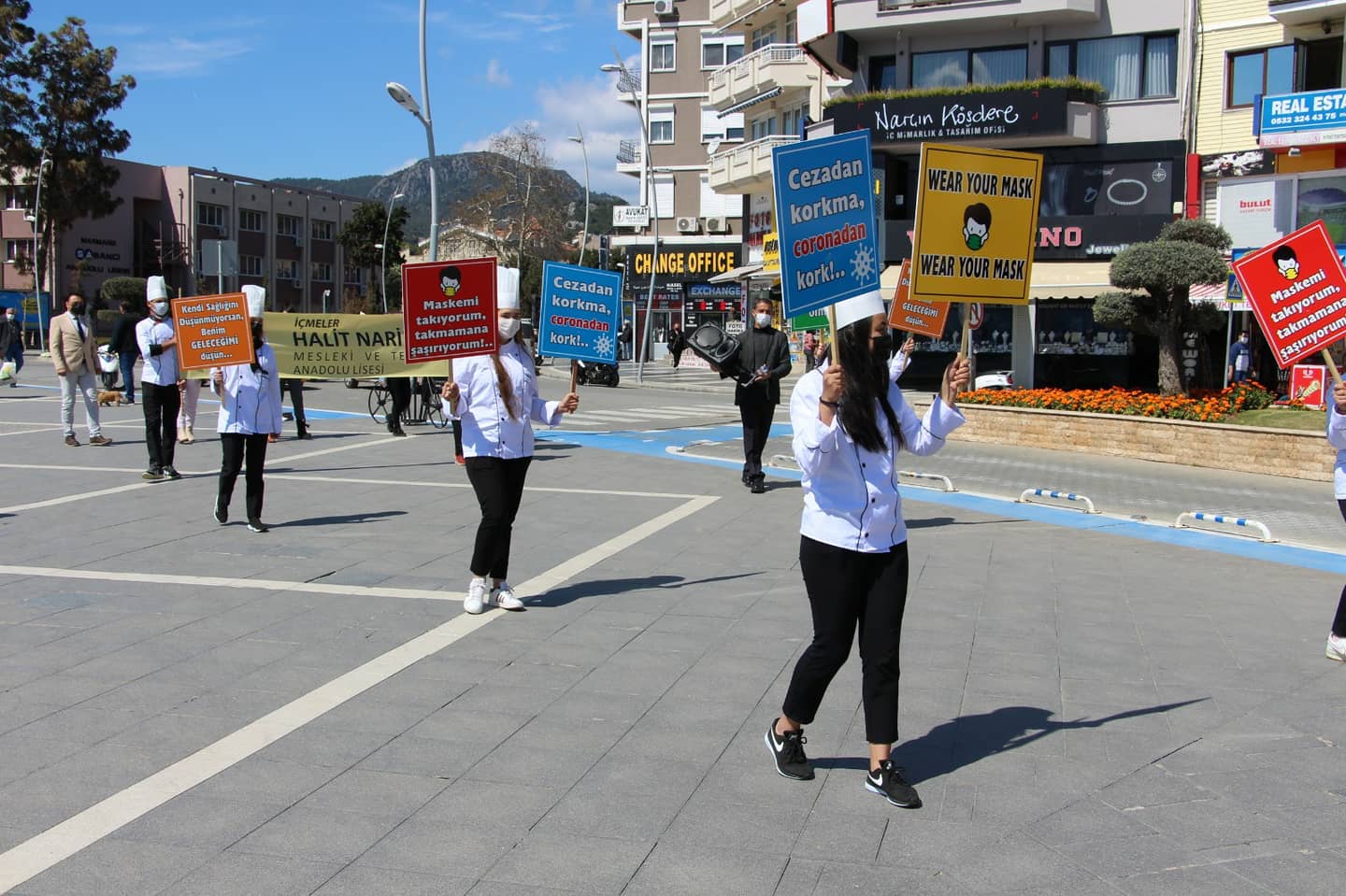 aşçılık öğrencileri sokaklarda maske uyarısında bulundu