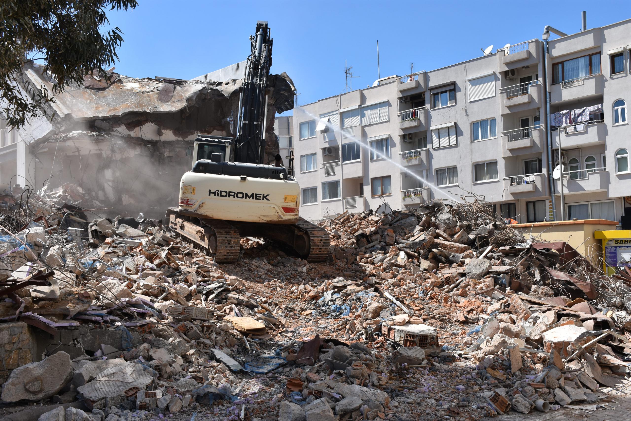 Marmaris Belediyesi hizmet binası yıkıldı
