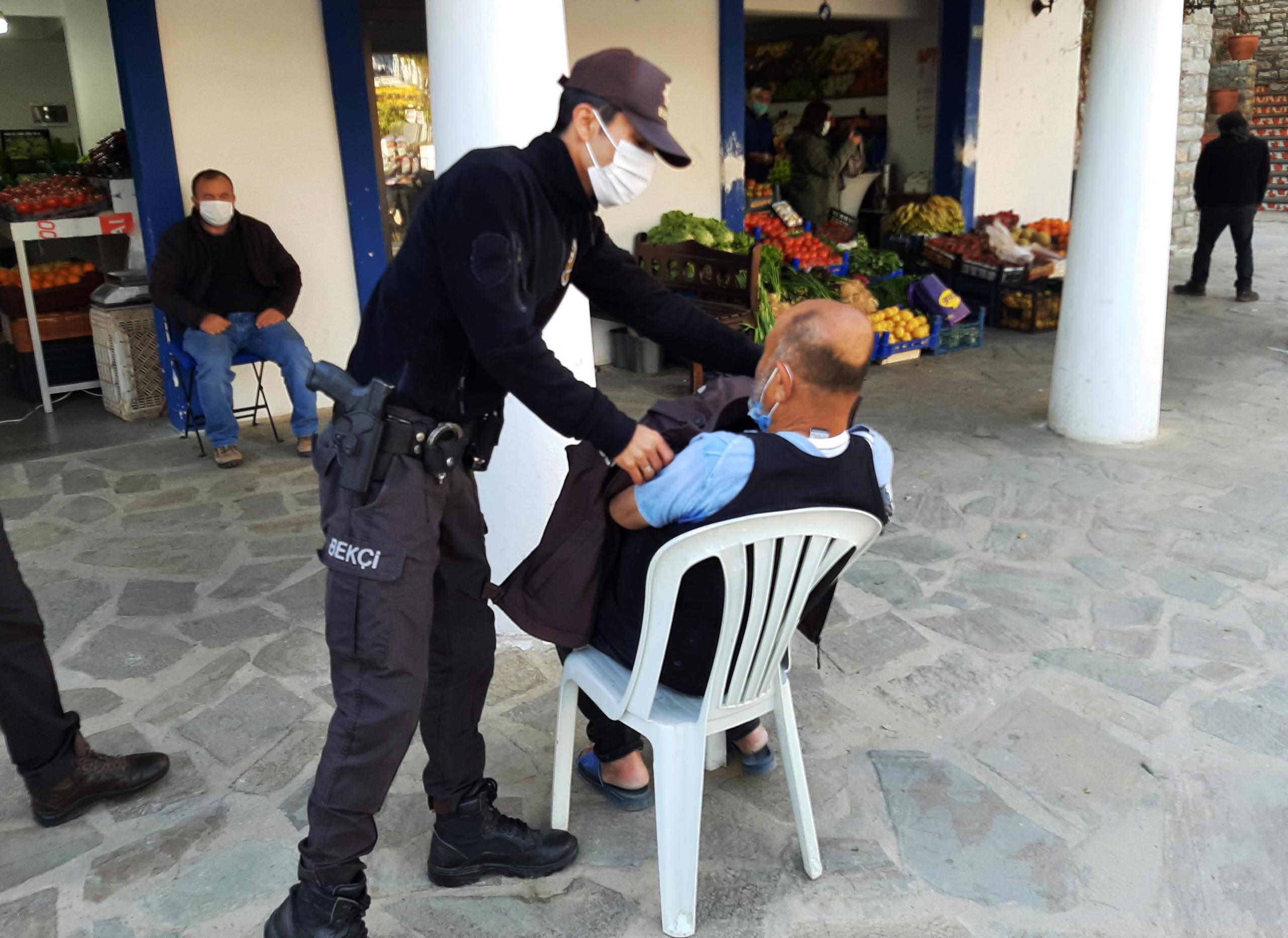 üşüyen kişiyi mahalle bekçisi montuyla ısıttı