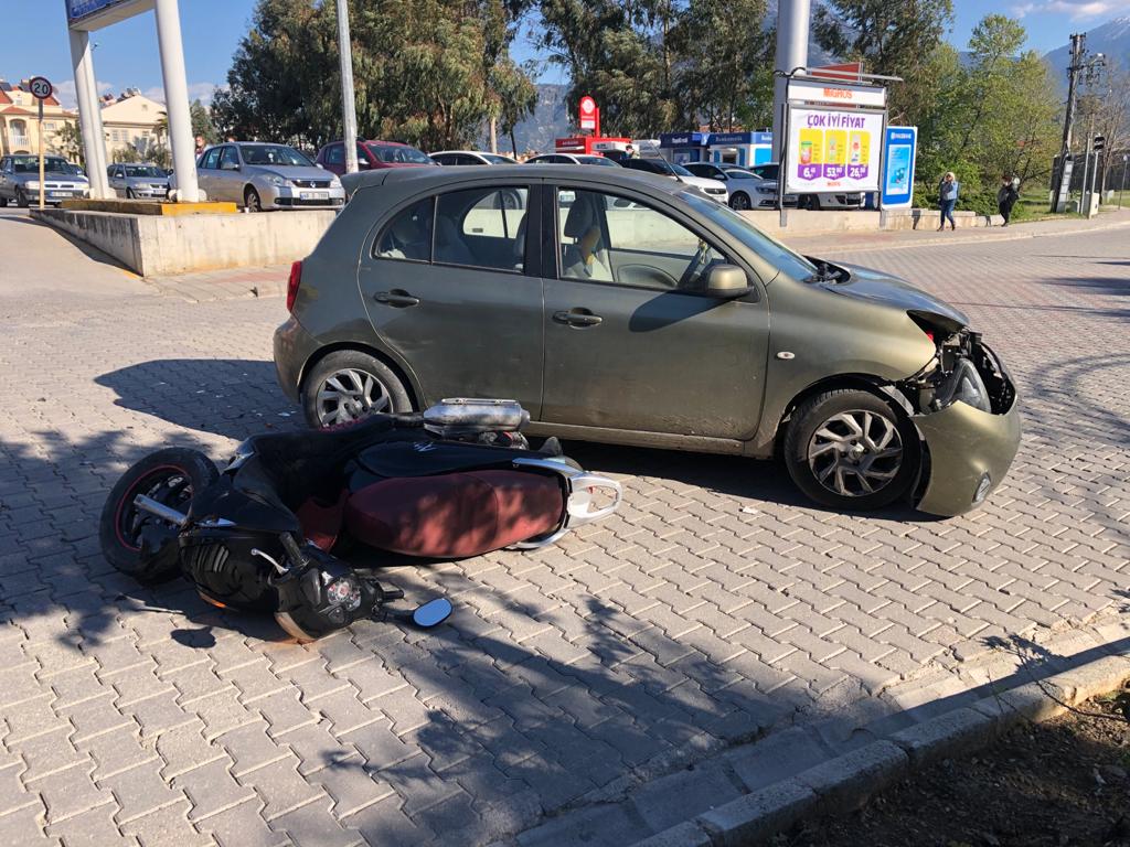 otomobille çarpışan motosikletteki 2 kişi yaralandı
