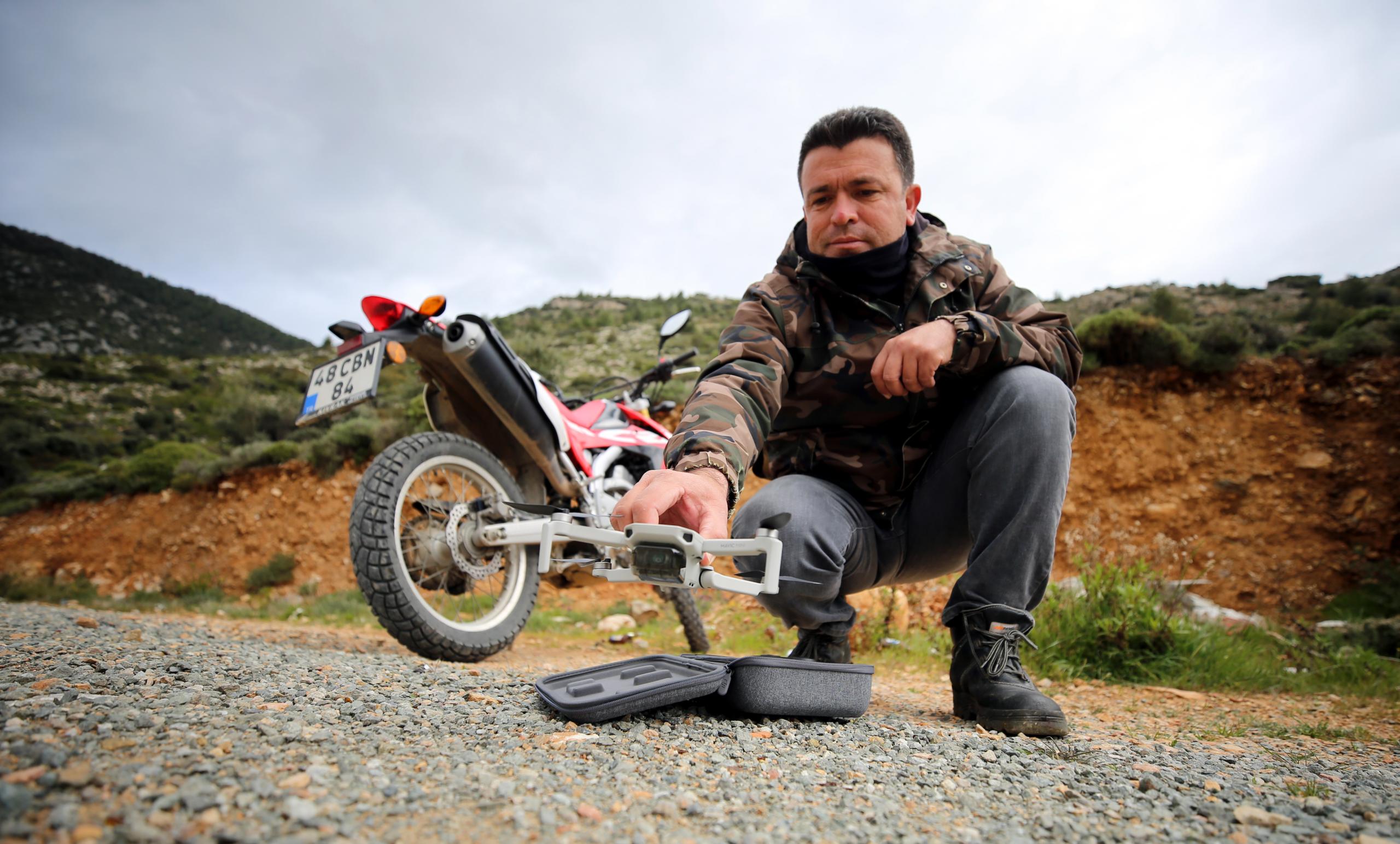 Bodrum'un "teknolojik çobanı" sürüsünü "drone" ile takip ediyor