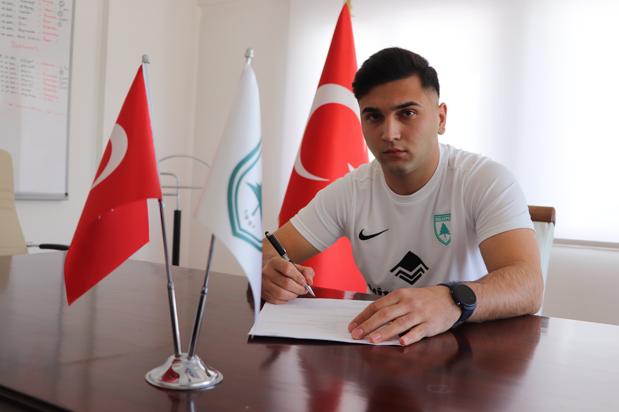 Muğlaspor, Aslan ile profesyonel sözleşme imzaladı