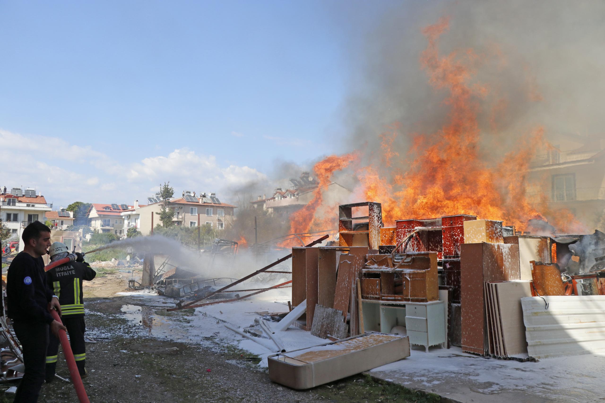 ikinci el eşya deposunda çıkan yangın söndürüldü