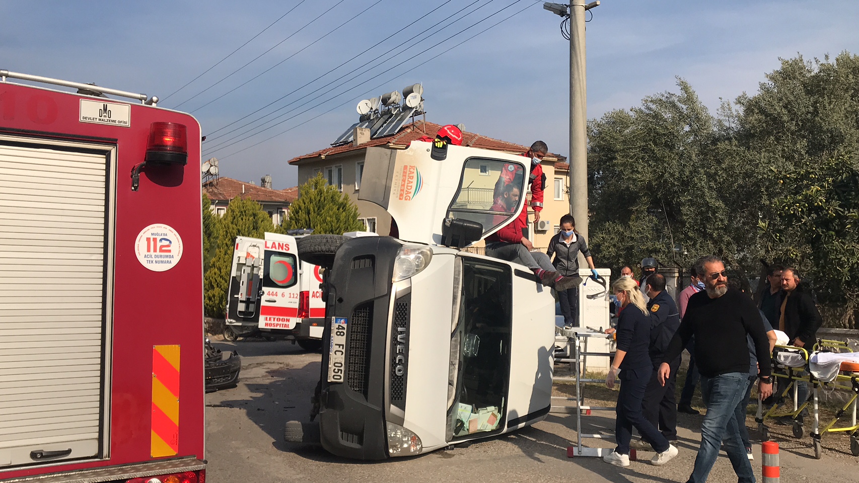 otomobil ile minibüs çarpıştı: 2 yaralı