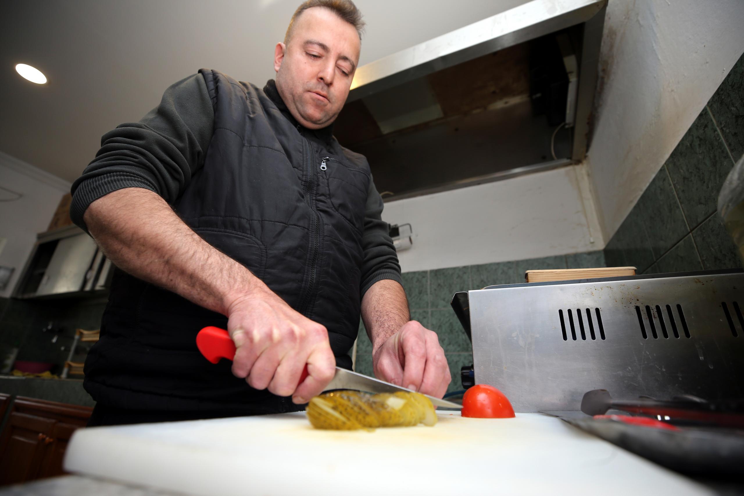 görme engelli kafe işletmecisi yıllardır müşterilerine güler yüzle hizmet veriyor