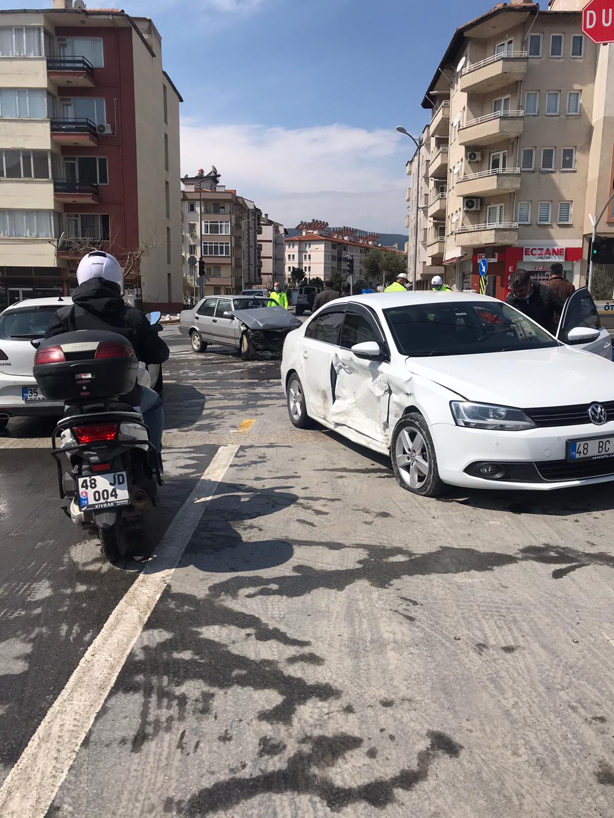 KIRMIZI IŞIK İHLALİ KAZAYA SEBEP OLDU