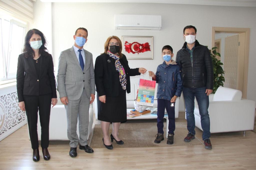 BİR YILDA 306 KİTAP OKUYAN ÖĞRENCİYE ÖDÜL