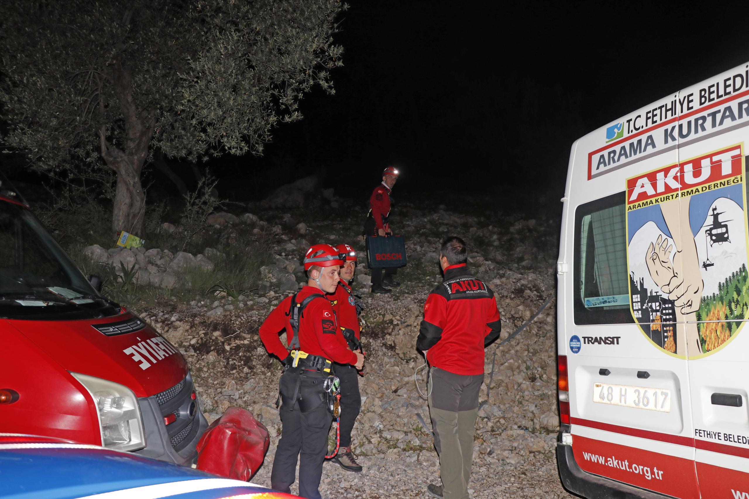 Muğla'da kayalıklardan düşen kişi 4 saatte kurtarıldı