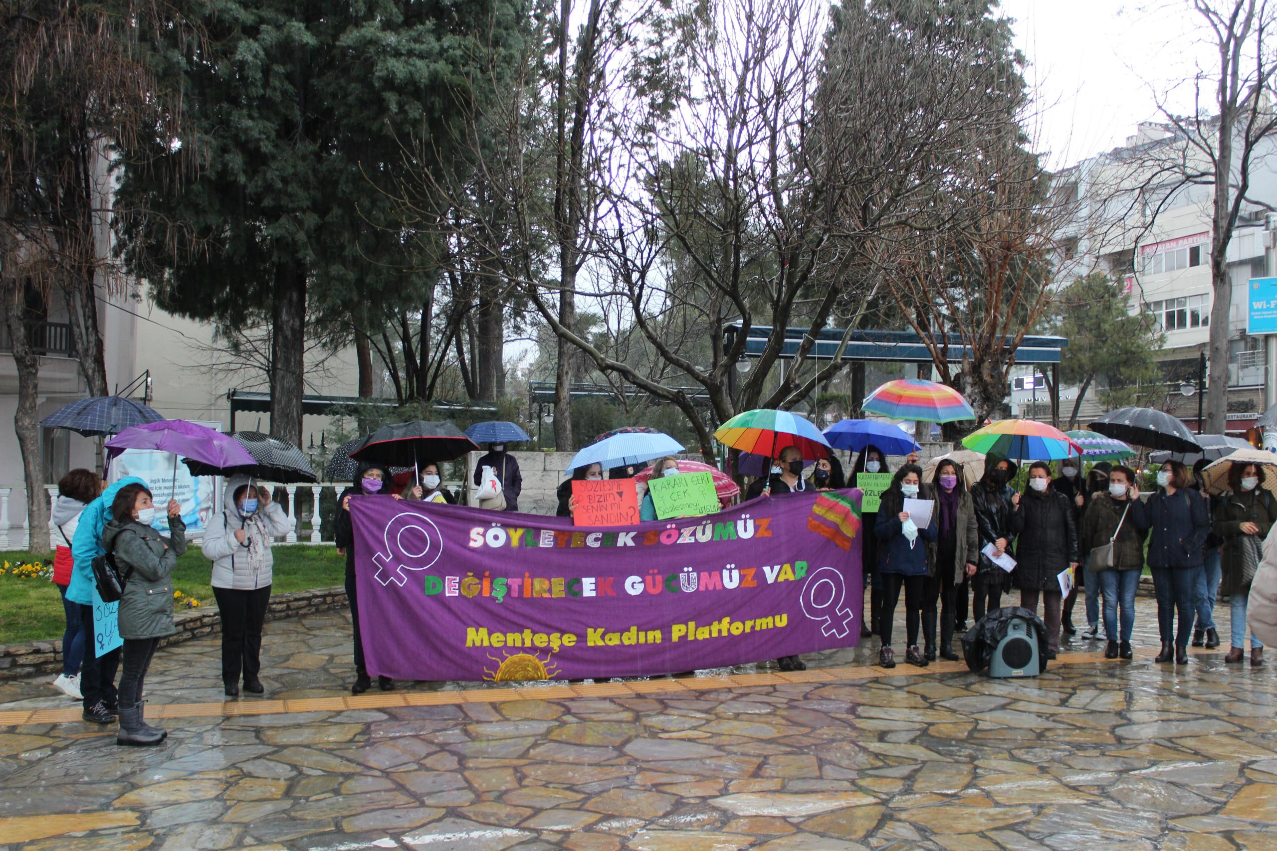 Yağmura rağmen İstanbul Sözleşmesini savundular