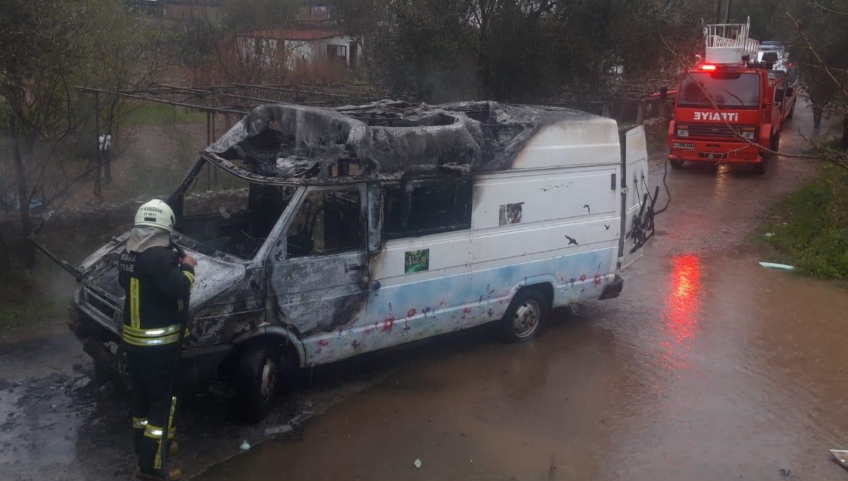 Muğla'da park halinde alev alan minibüs kullanılamaz hale geldi