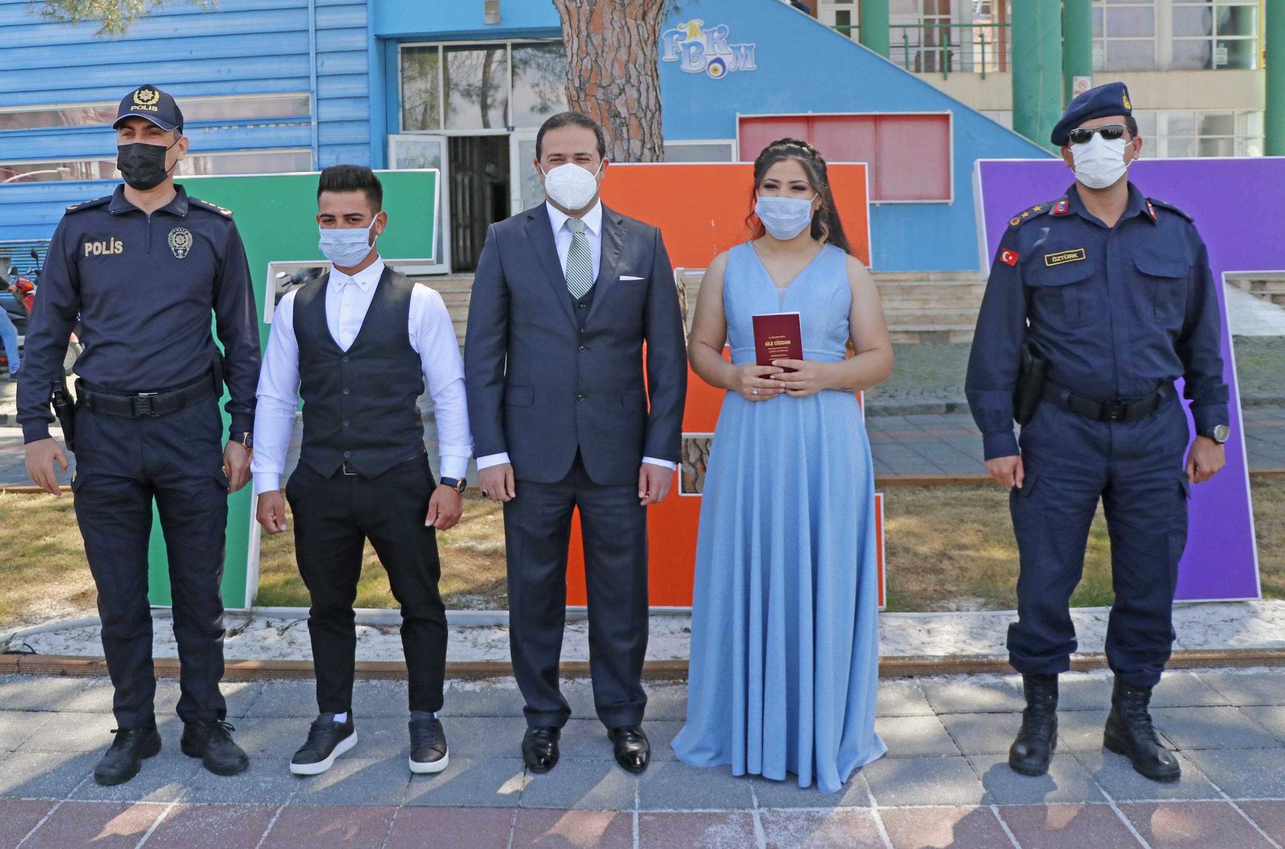 Fethiye Kaymakamı Eyüp Fırat, yeni evlenen çifte maske hediye etti