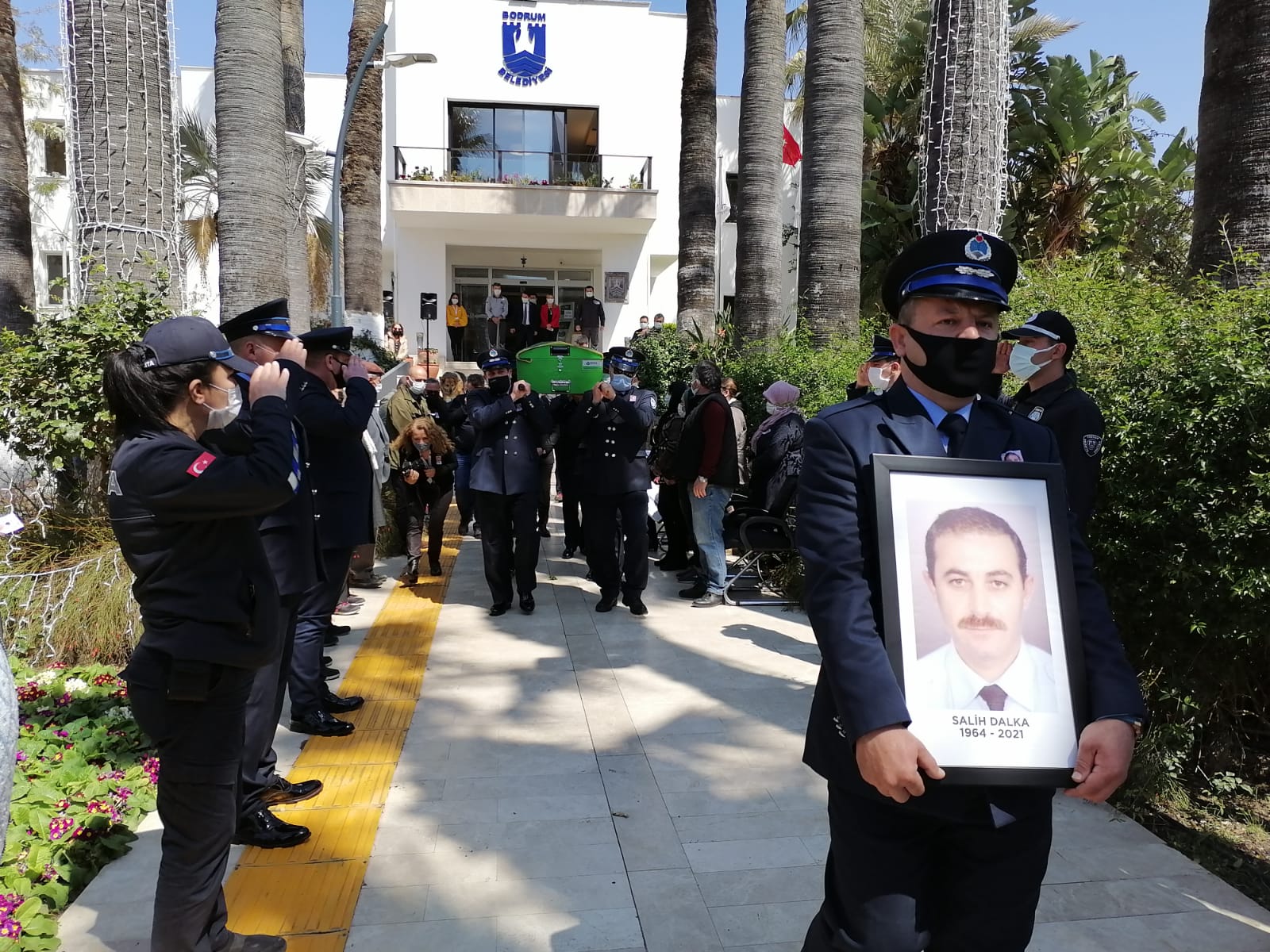 vefat eden emekli zabıta komiseri için belediye önünde tören düzenlendi