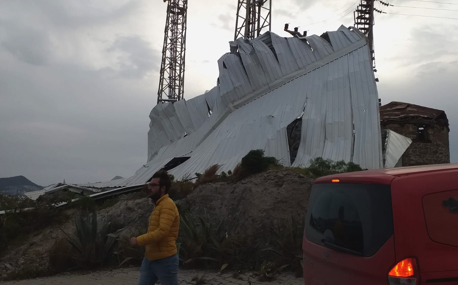 Bodrum'daki fırtına otel lojmanının çatısında hasara yol açtı