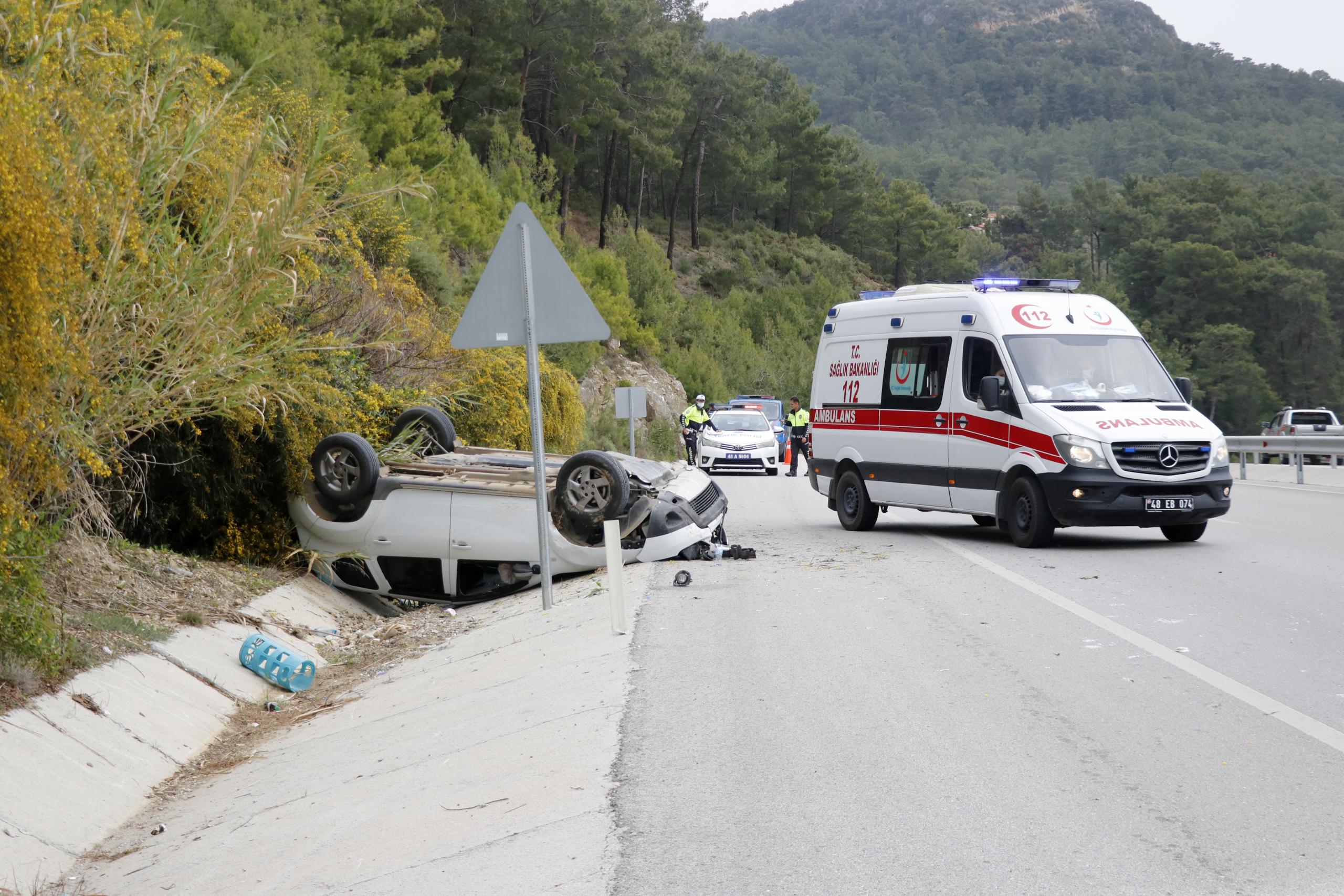 Fethiye'de devrilen otomobilin sürücüsü yaralandı