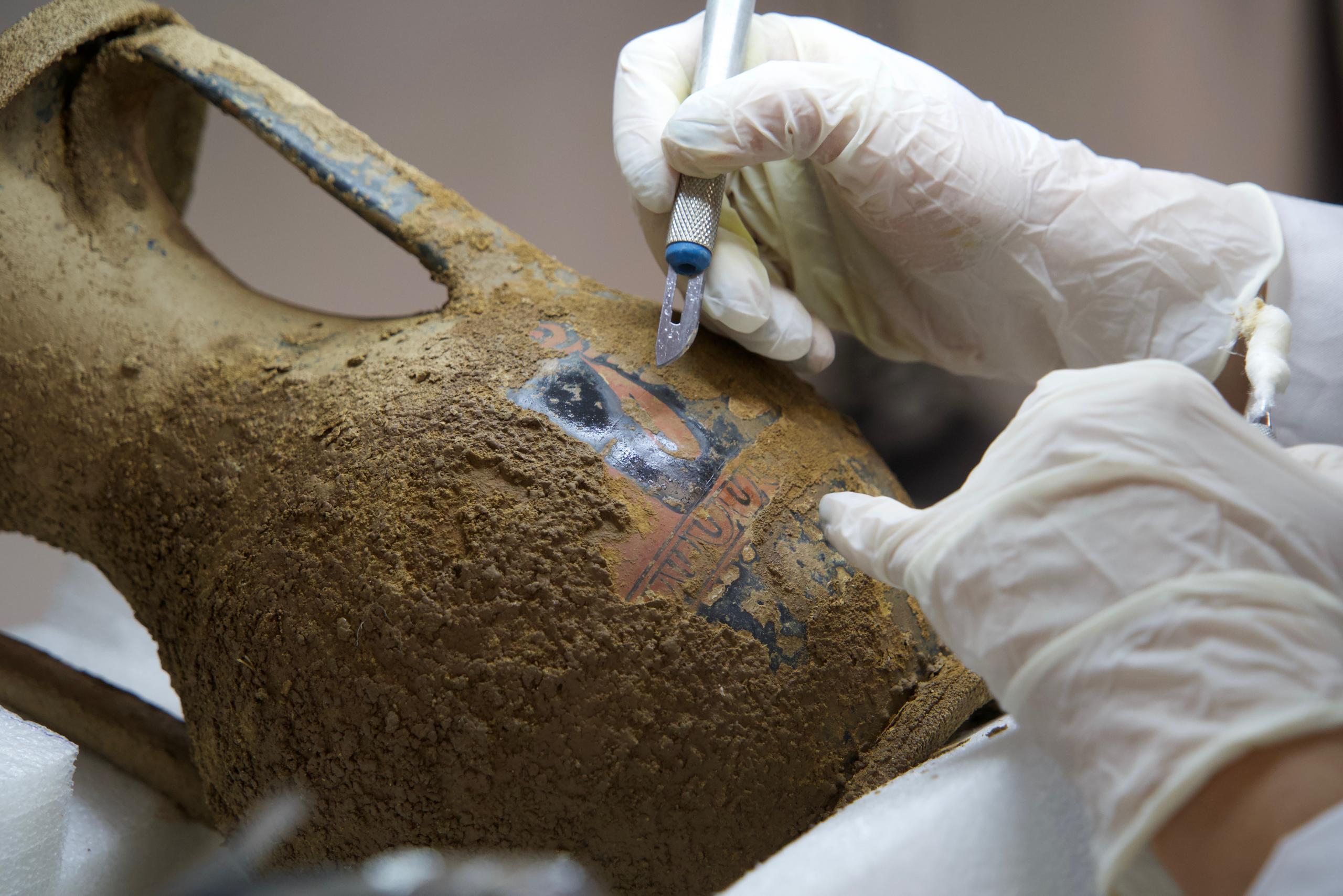 lahit mezarda bulanan eserler arkeoloji dünyasına ışık tutacak