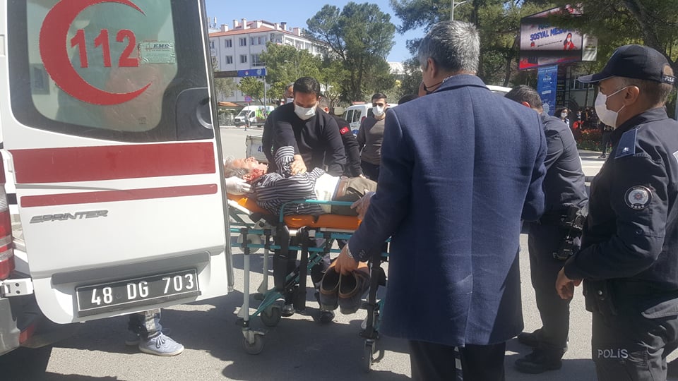 İŞSİZLİKTEN KENDİNİ BIÇAKLADI