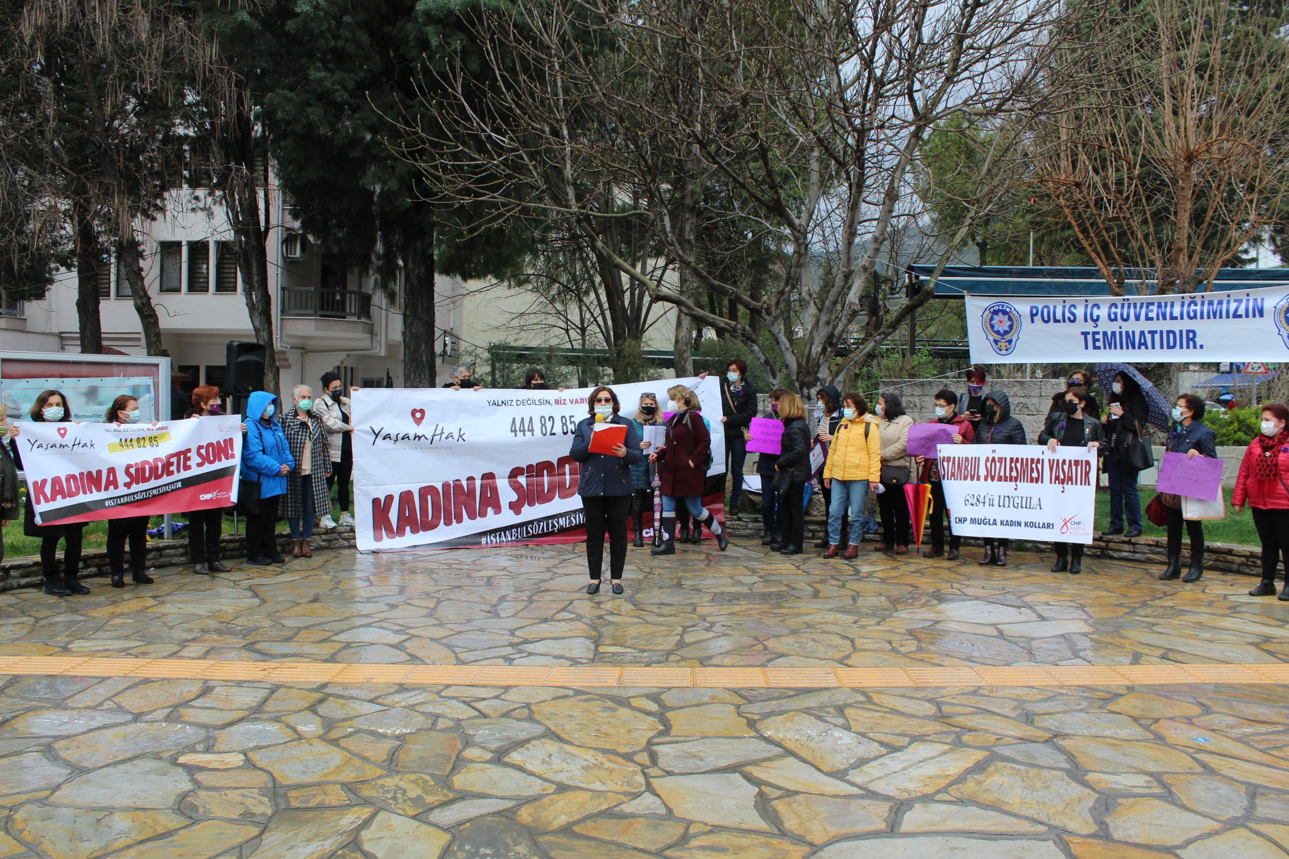 YAĞMURLU HAVAYA RAĞMEN AÇIKLAMA YAPTILAR