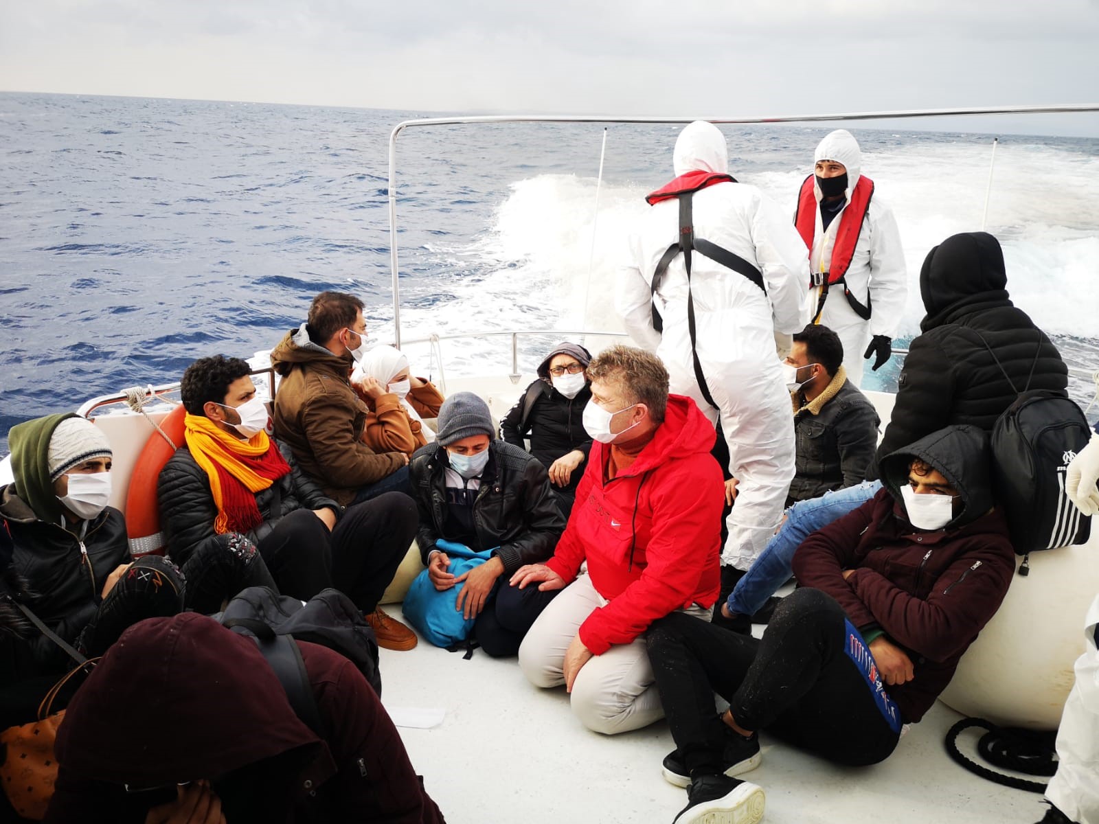 Türk kara sularına itilen 15 düzensiz göçmen kurtarıldı