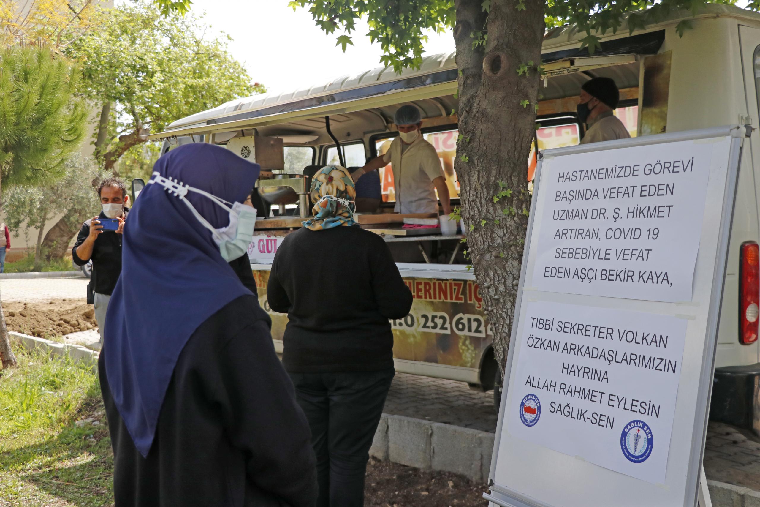 hayatını kaybeden sağlık çalışanları için lokma tatlısı dağıtıldı